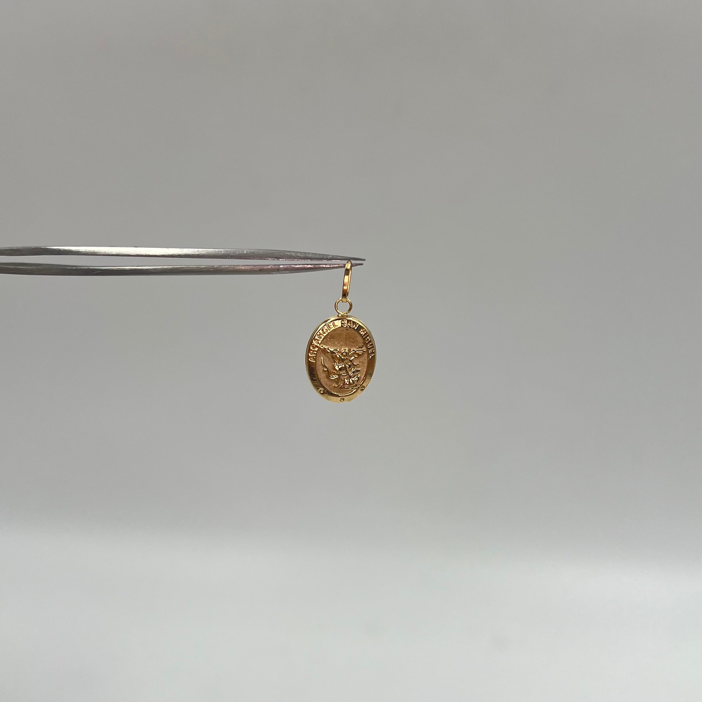 DIJE SAN MIGUEL ARCANGEL MATIZADO  ORO AMARILLO 18K 0,92 GR / 11 MM / 1,8 CM