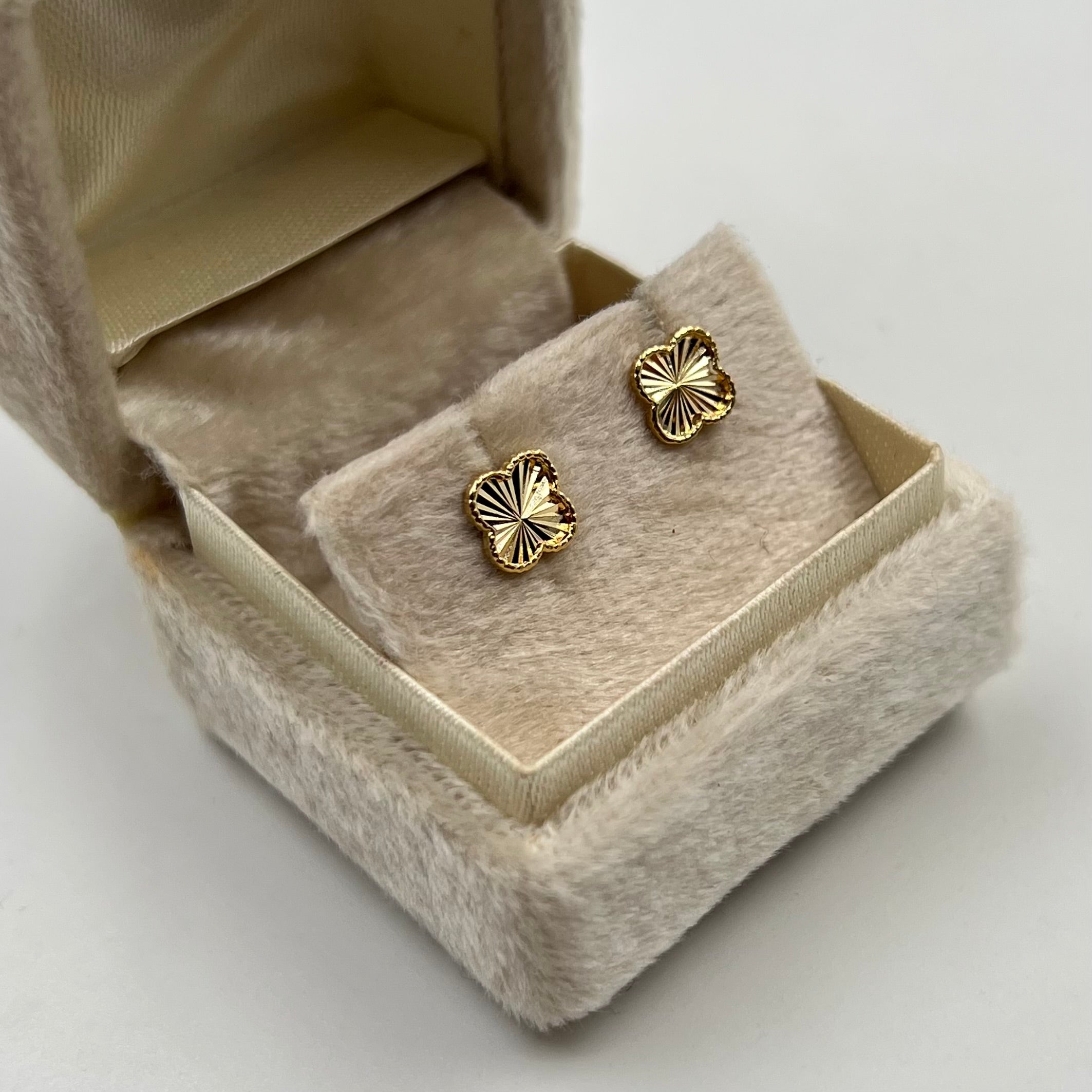 TOPOS TREBOL DIAMANTADO  ORO AMARILLO 18K 0,86 GR / 6 MM
