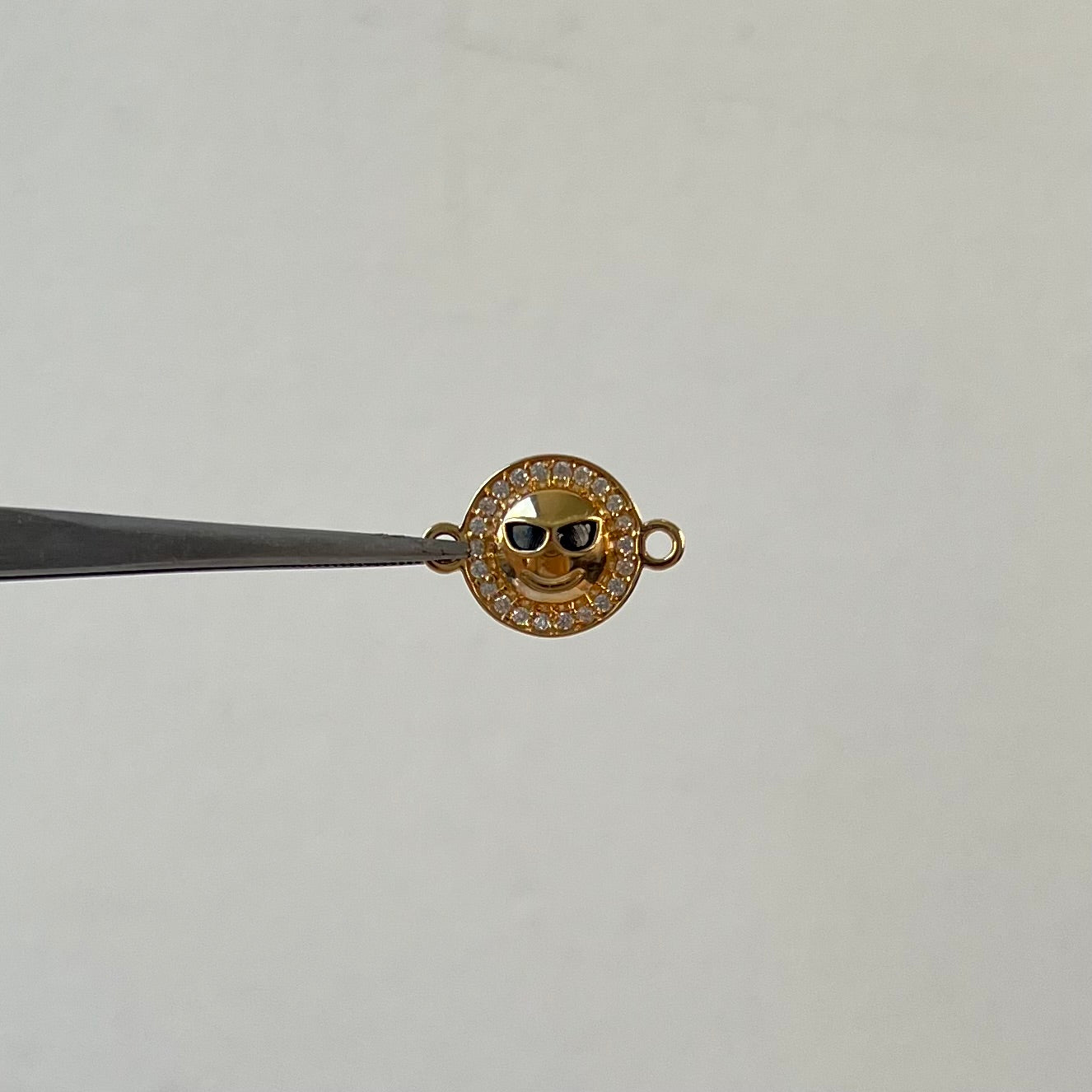 HERRAJE EMOJI CON GAFAS DE SOL CIRCONES  ORO AMARILLO 18K +2 / 1,81 GR / 2 CM
