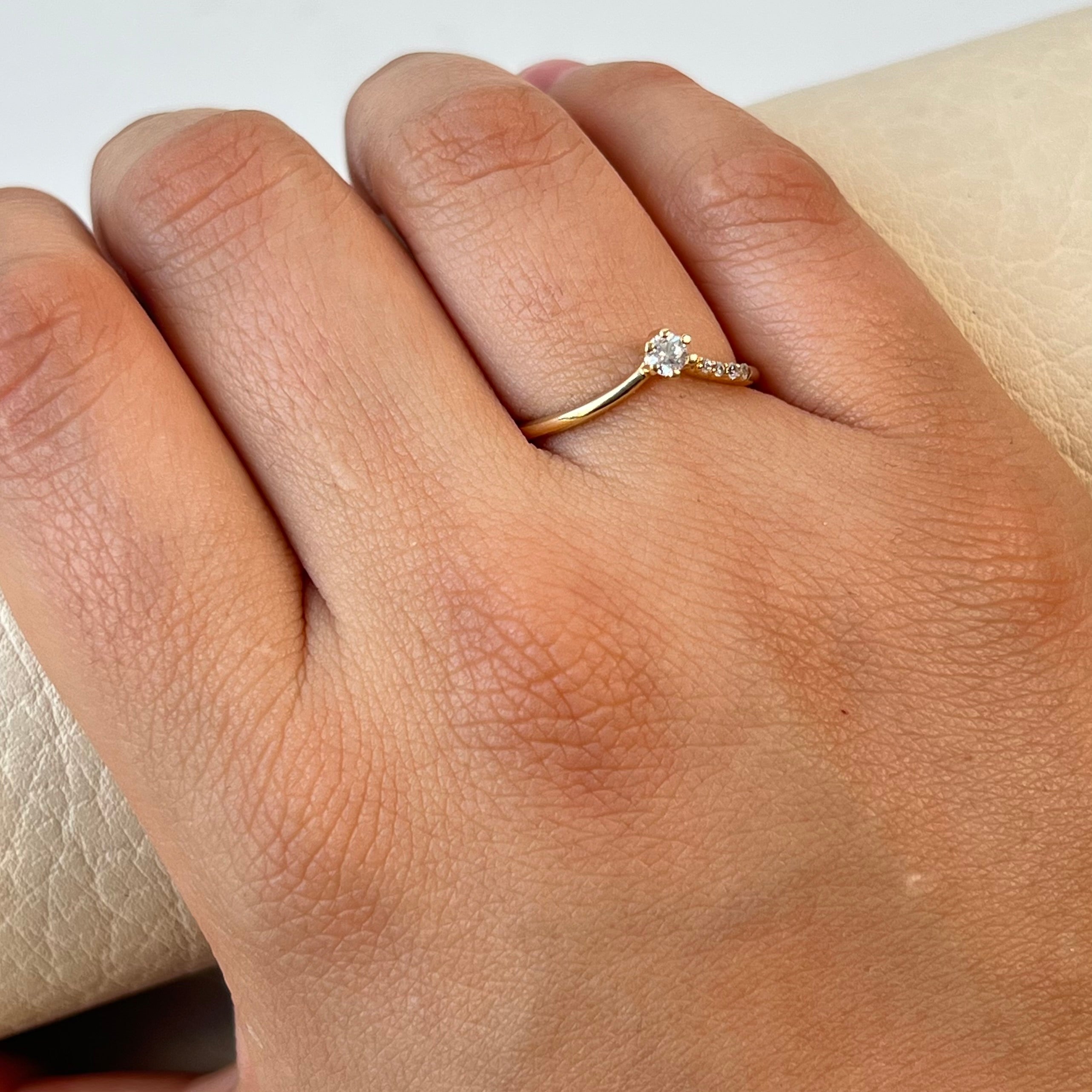 ANILLO SOLITARO REDONDO CON CIRCONES  ORO AMARILLO 18K / TALLA 6 / +2 / 1,86GR / 1,7 MM