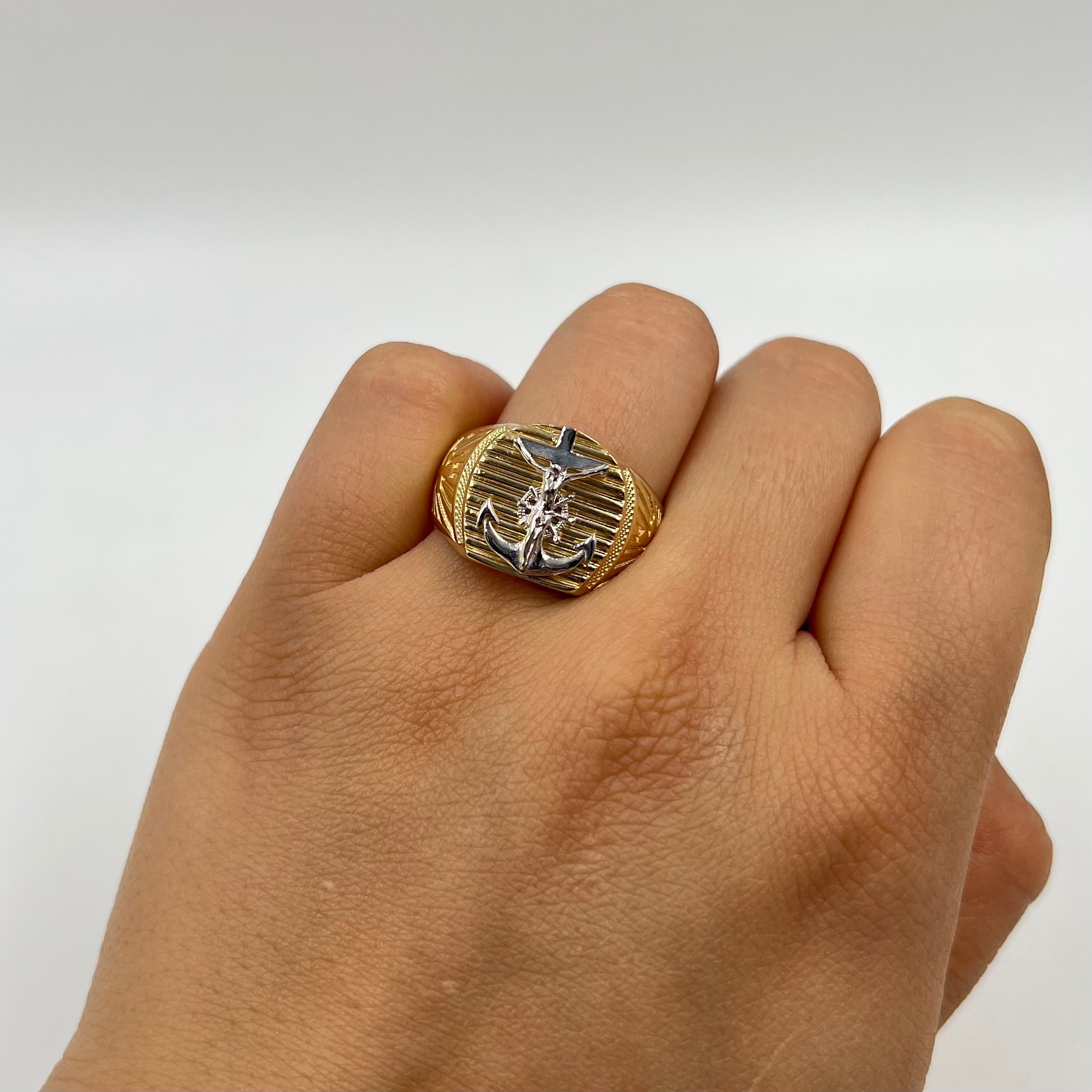 ANILLO  CRISTO ANCLA ORO AMARILLO Y ORO BLANCO 18K / TALLA 10 / 7,02 GR / 14 MM