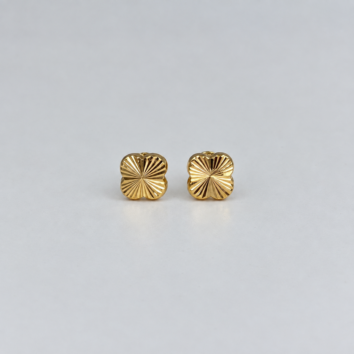 TOPOS TREBOL DIAMANTADO ORO AMARILLO 18K 1,40 GR / 10 MM