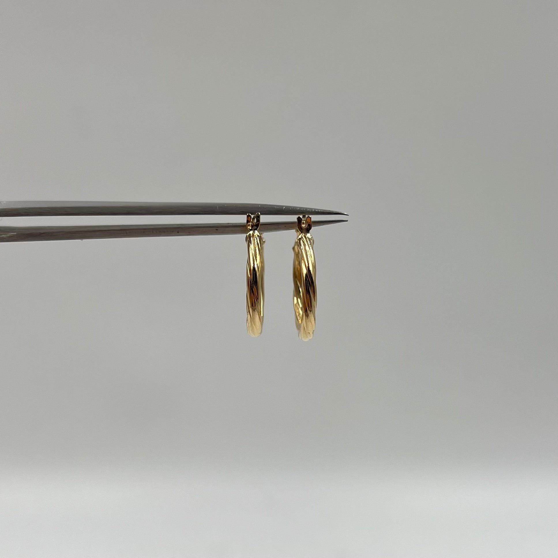 CANDONGA ENTORCHADA ORO AMARILLO 18K 1,31 GR / 1,9 CM