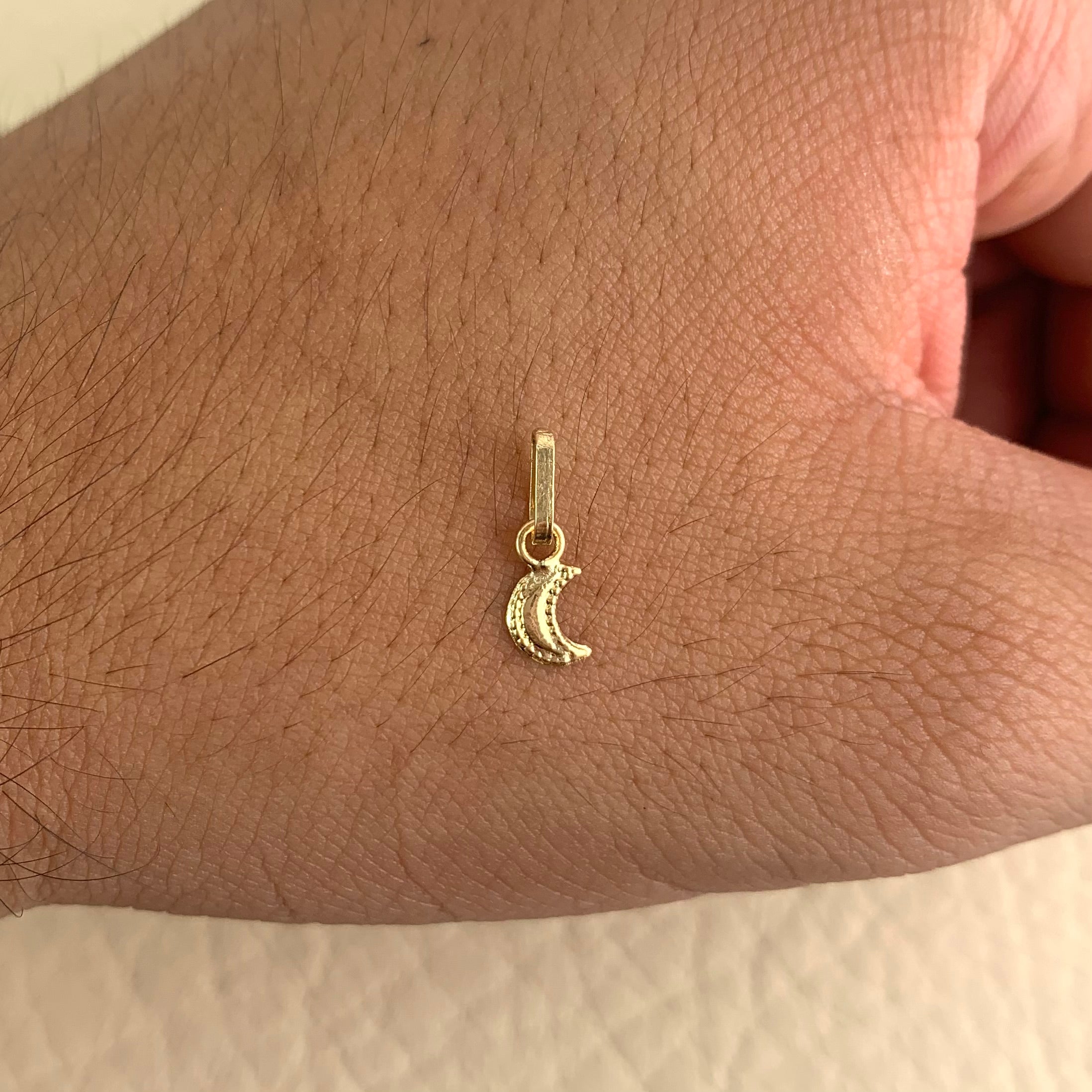 DIJE LUNA ORO AMARILLO 18K 0,2 GR / 4 MM / 0,9 CM