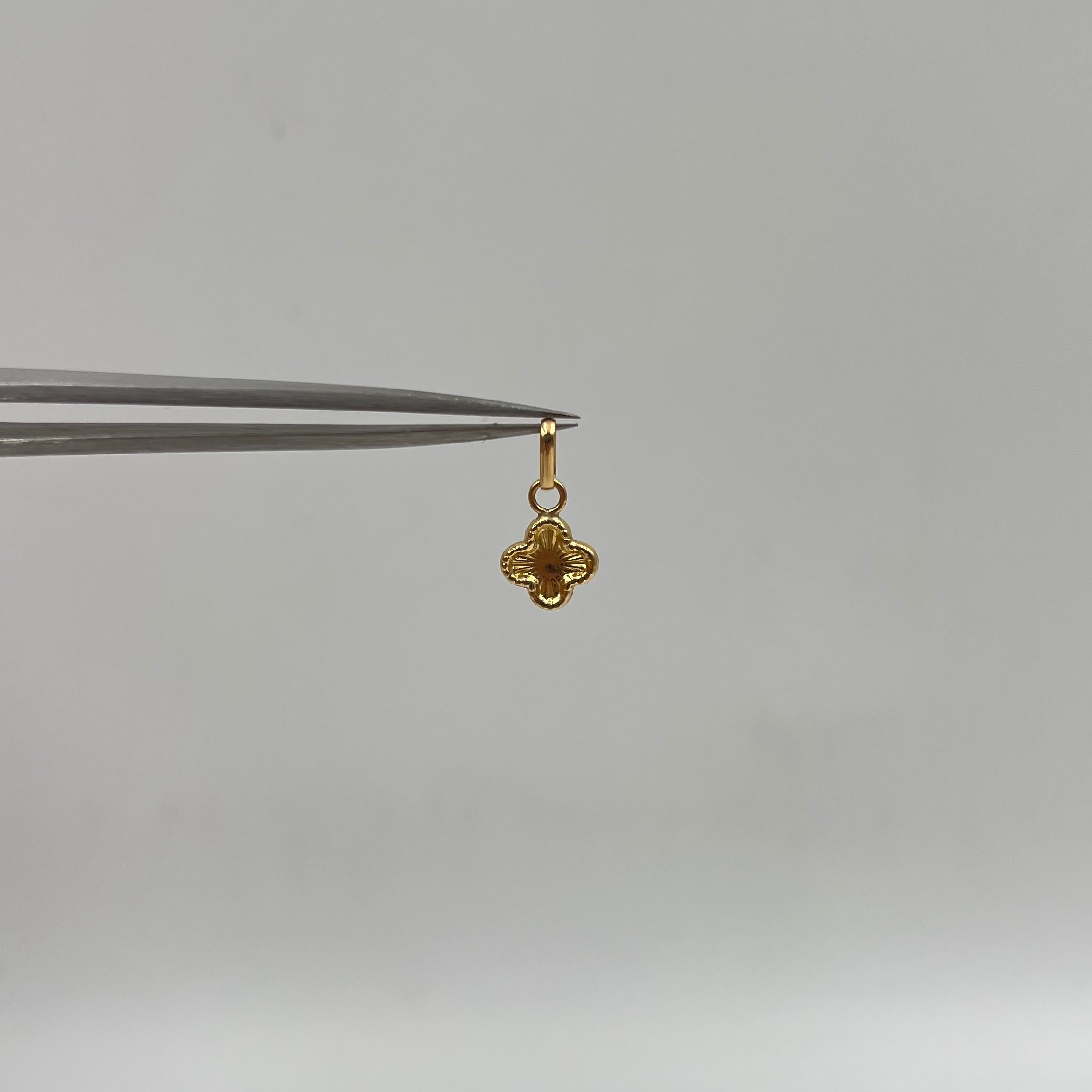 DIJE TREBOL  ORO AMARILLO 18K 0,33 GR / 7 MM / 1,1 CM