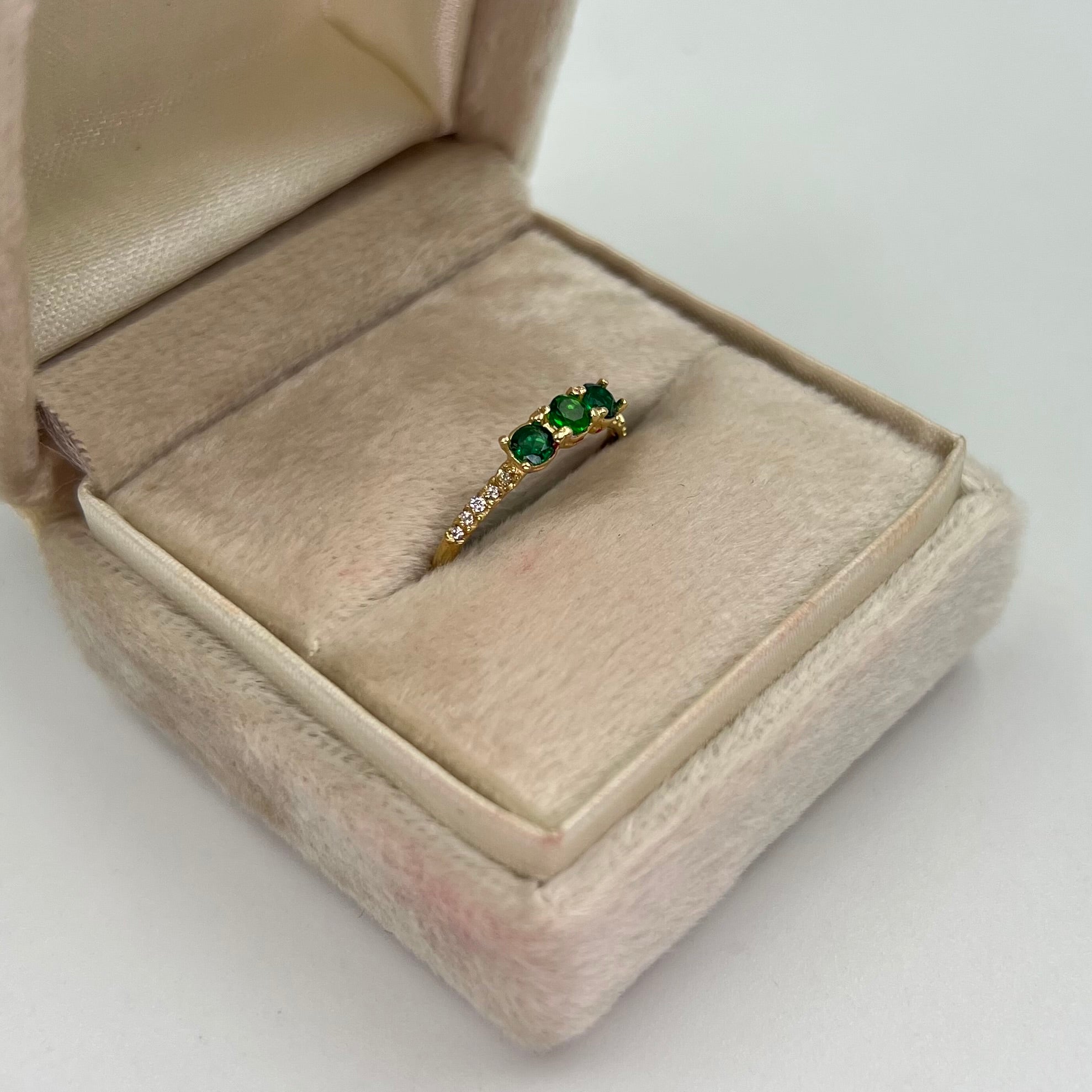 ANILLO CIRCONES VERDES TRIO Y BLANCOS ORO AMARILLO 18K / TALLA 6 / 1,35 GR / 1,5 MM