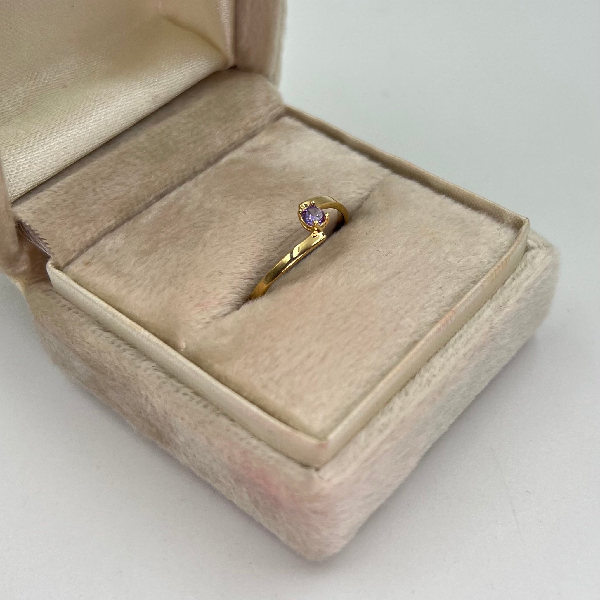 ANILLO SOLITARIO CIRCON MORADO ORO AMARILLO 18K / TALLA 6/5 / 1,49 GR / 1,8 MM