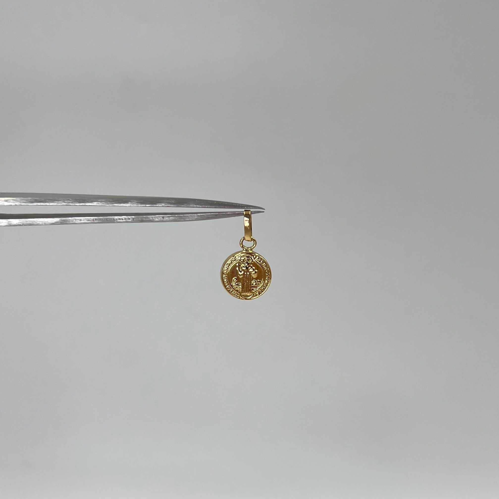 DIJE SAN BENITO  ORO AMARILLO 18K 0,64 GR / 10 MM / 1,3 CM