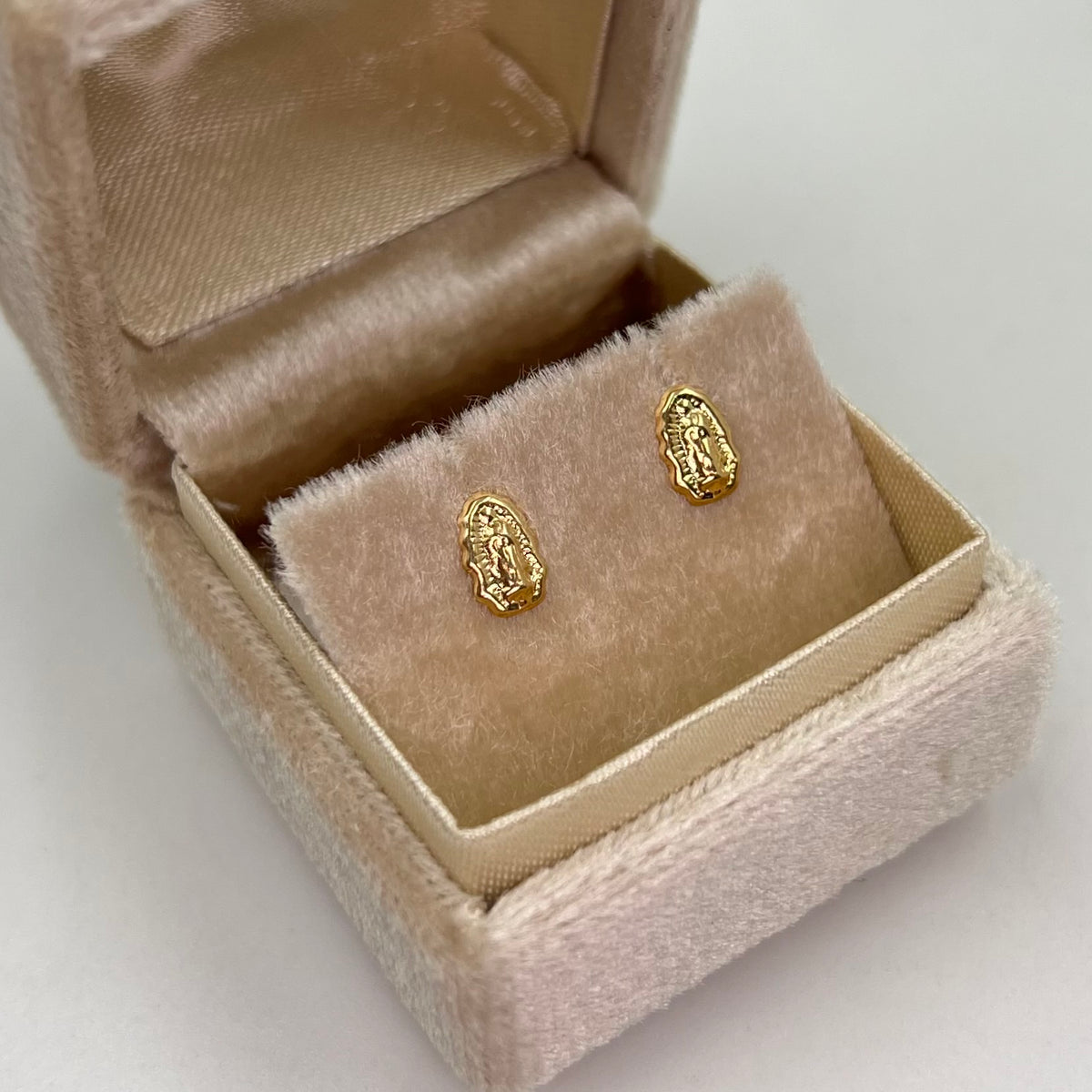 TOPOS VIRGEN GUADALUPE SILUETA ORO AMARILLO 18K 0,65 GR / 4,8 MM