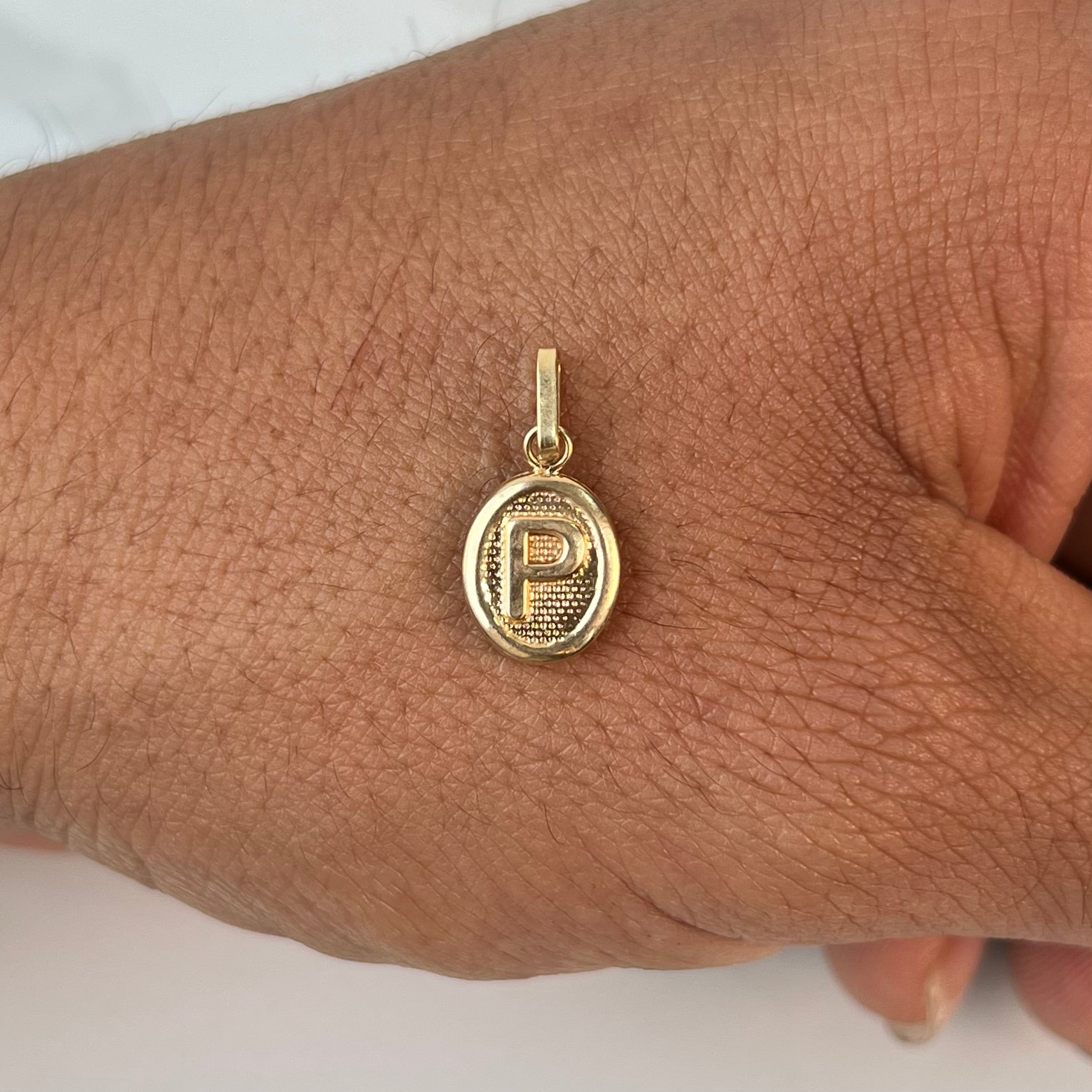 DIJE LETRA P ORO AMARILLO 18K 0,57 GR / 9 MM / 1,4 CM
