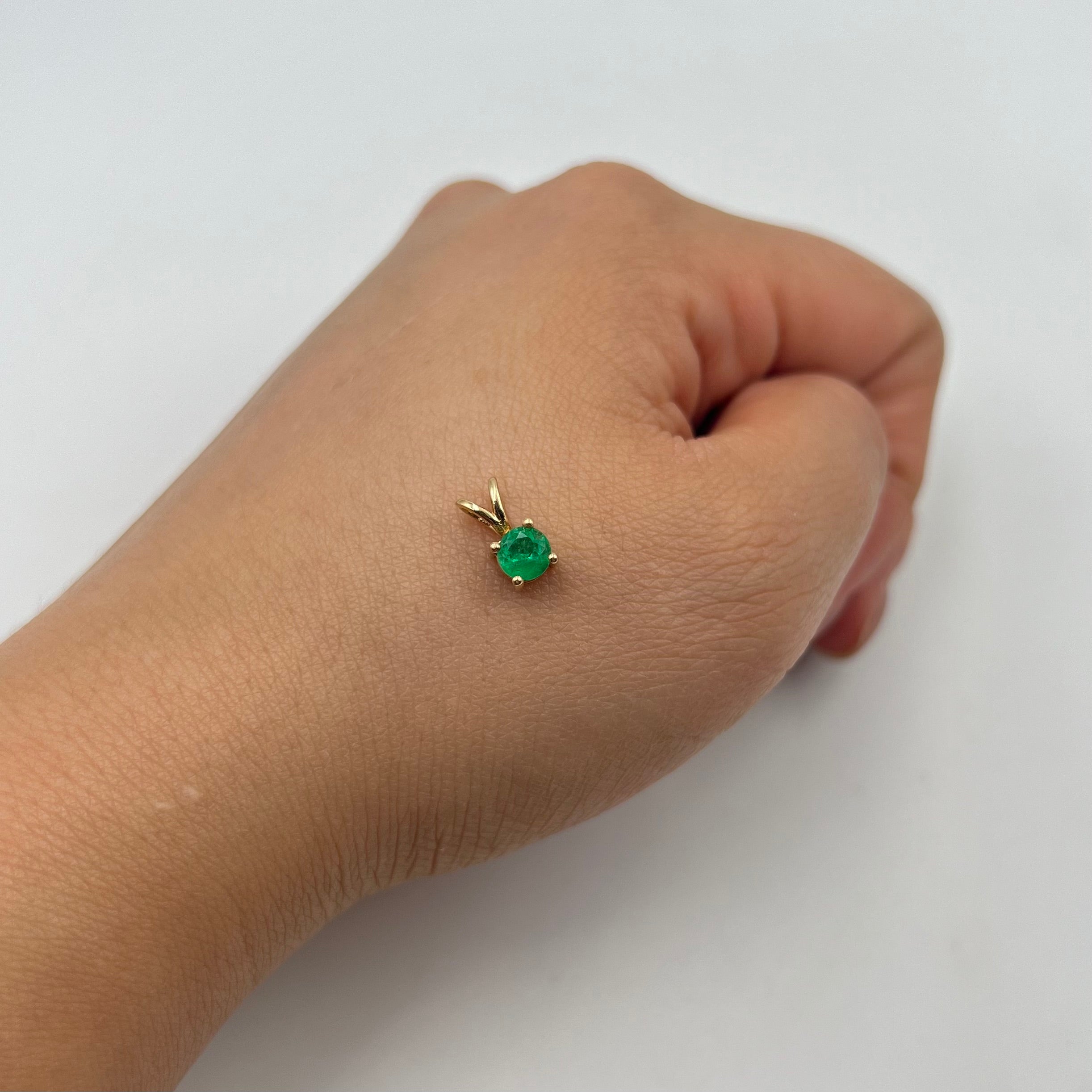 DIJE CIRCULAR ESMERALDA 0,40 CT ORO AMARILLO 18K / 0,7 GR / 4 MM / 1 CM (JOYA)