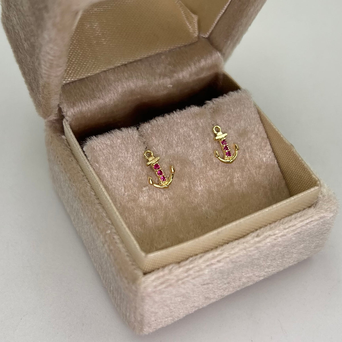 TOPOS ANCLA CIRCONES FUCSIA ORO AMARILLO 18K 0,69 GR / 5 MM