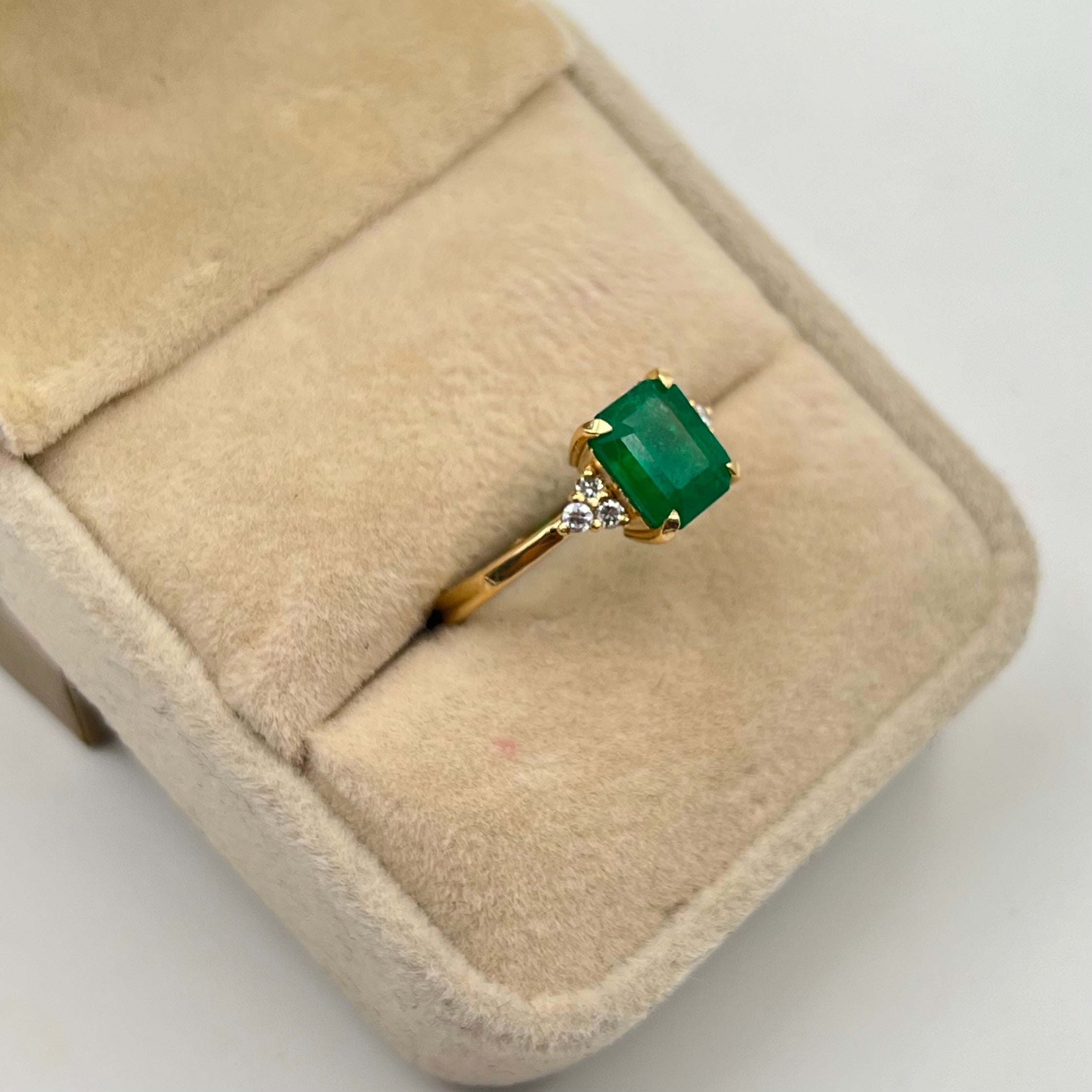 ANILLO ESMERALDA 1.65 CT Y DIAMANTE 0.12 CT ORO AMARILLO 18K / TALLA 7 3/4 / 3,51 GR