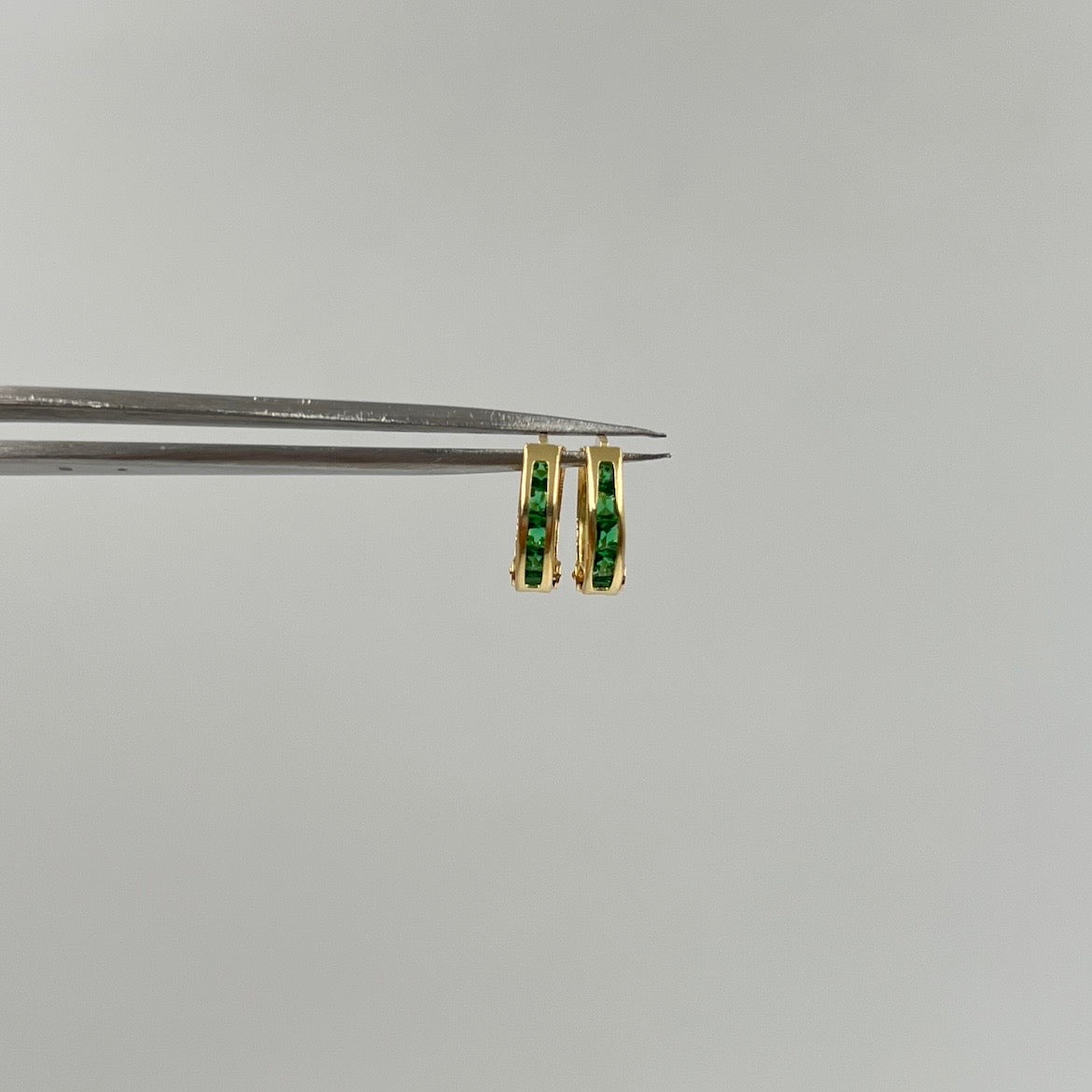 CANDONGA PEQUEÑA CIRCONES VERDES ORO AMARILLO 18K 1,06 GR / 1 CM