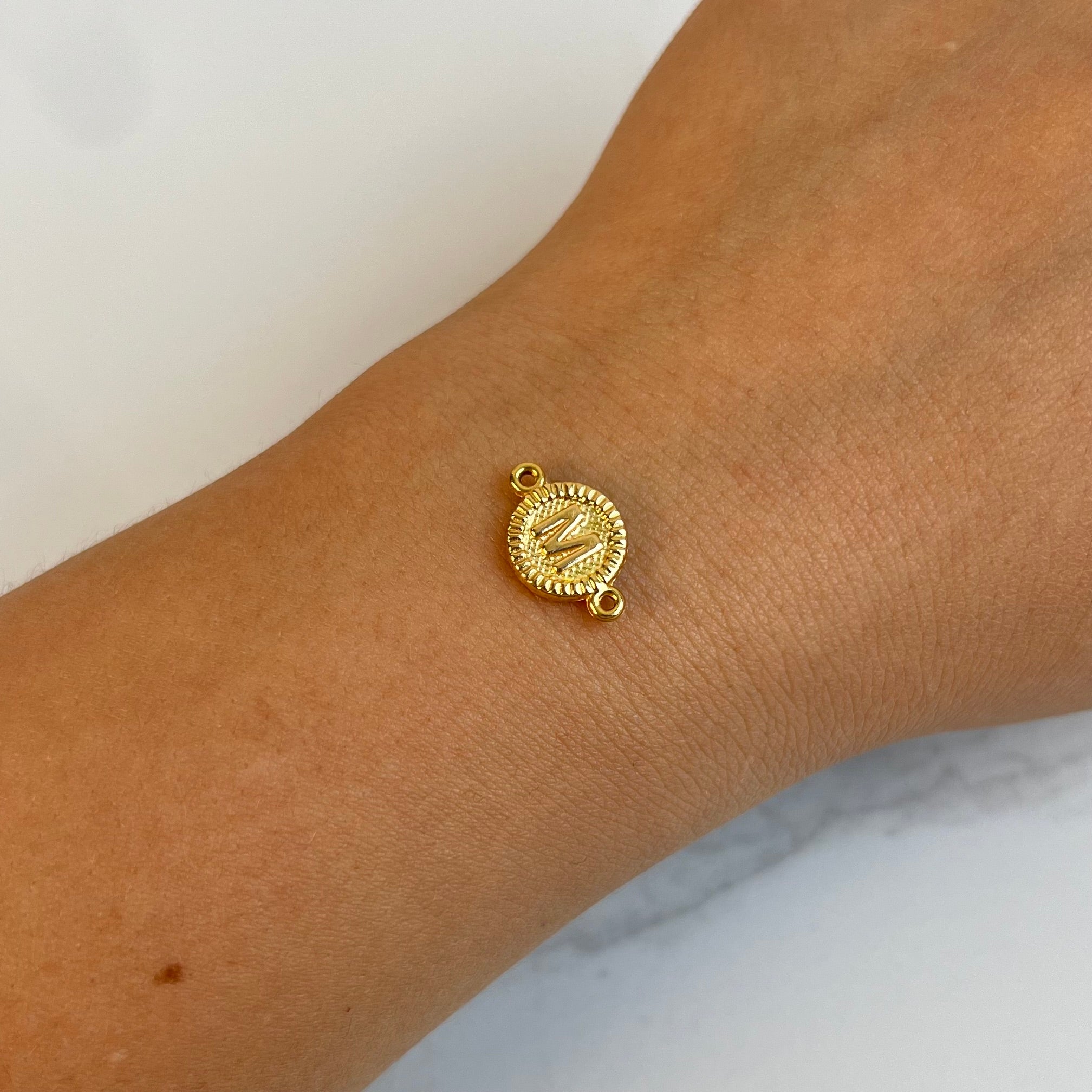 HERRAJE LETRA M  ORO AMARILLO 18K 0,54 GR / 1,6 CM