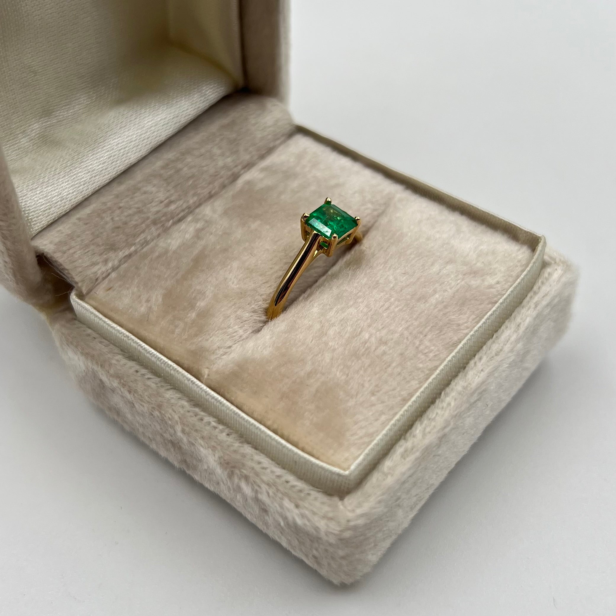 ANILLO ESMERALDA 0.70 CT ORO AMARILLO 18K / TALLA 6 / 2,68 GR (JOYA)