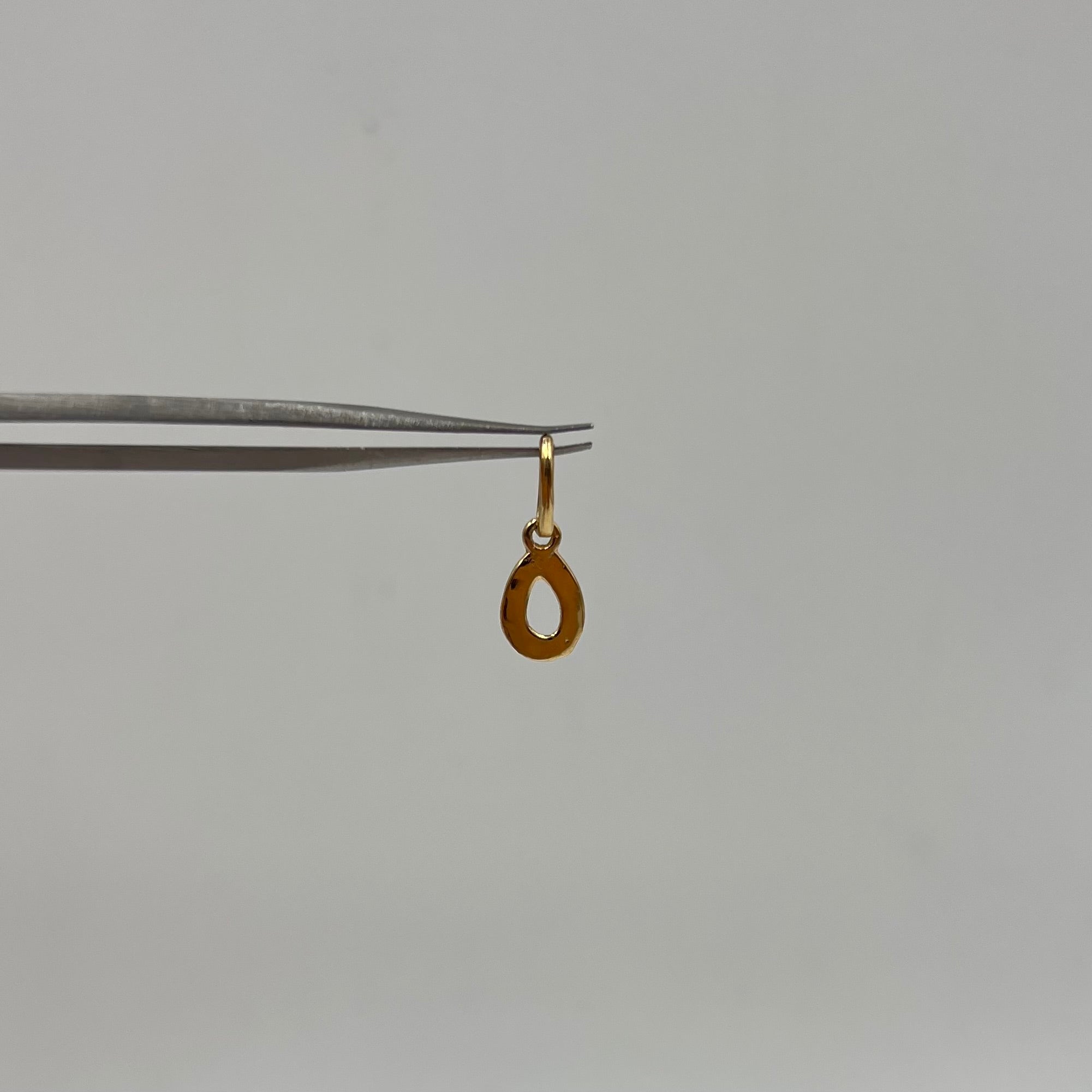 DIJE LETRA O  ORO AMARILLO 18K 0,41 GR / 6 MM / 1 CM