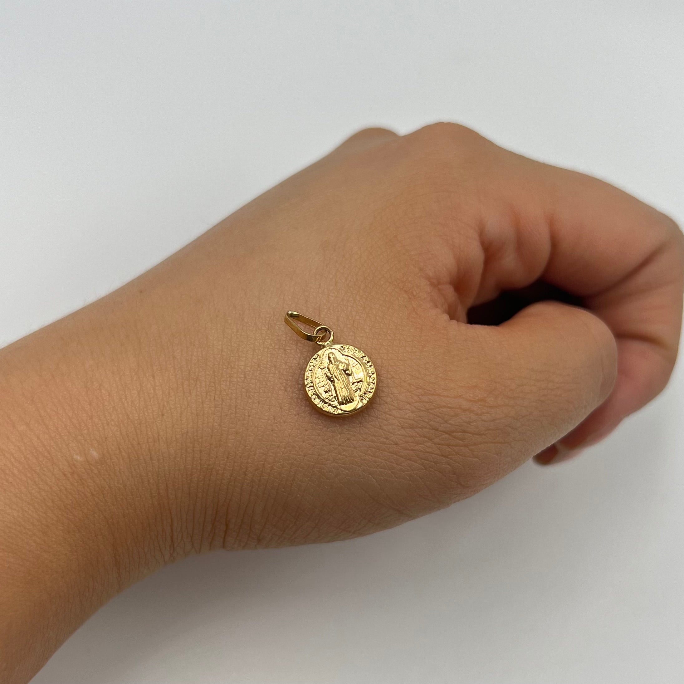 DIJE SAN BENITO ORO AMARILLO 18K 0,5 GR / 10 MM / 1,3 CM
