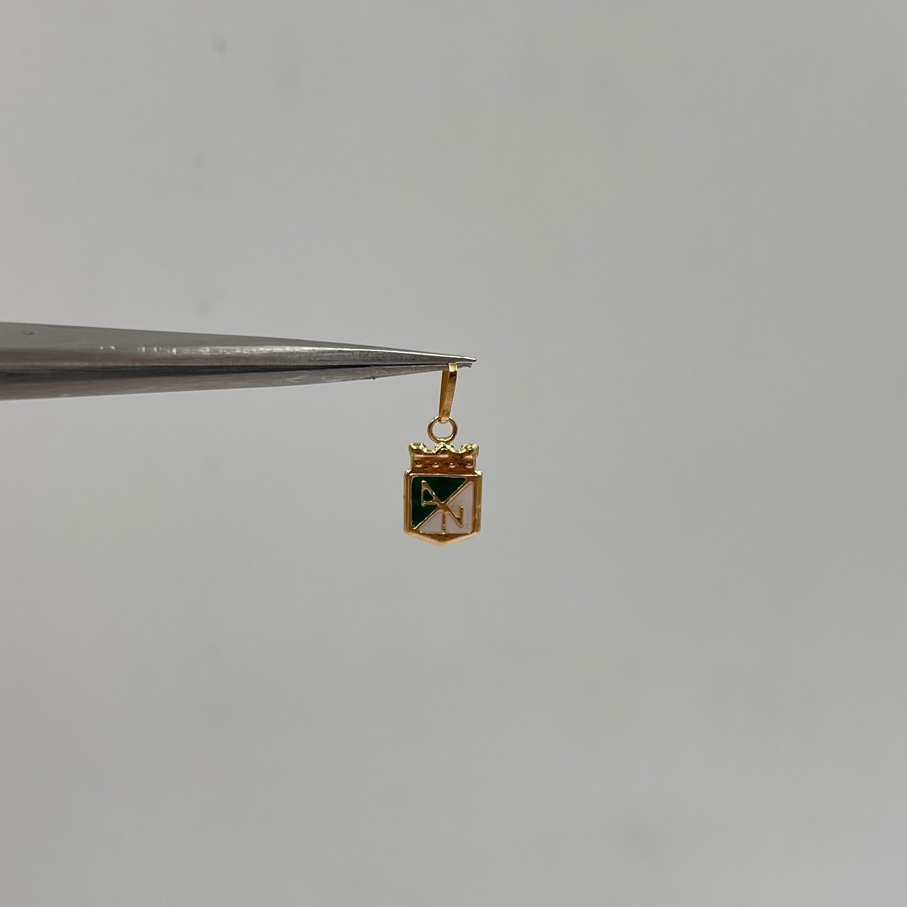 DIJE ESCUDO NACIONAL  ORO AMARILLO 18K 0,38 GR / 7 MM / 1,2 CM