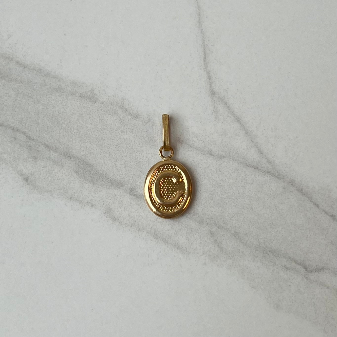 DIJE LETRA C ORO AMARILLO 18K 0,56 GR / 9 MM / 1,4 CM