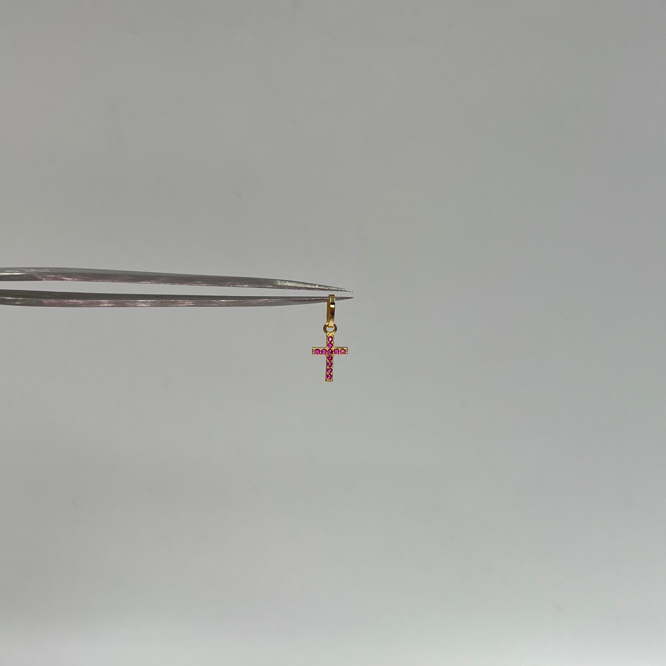 DIJE CRUZ CASTING FUCSIA  ORO AMARILLO 18K +1 / 0,4 GR / 1,5 MM / 1,1 CM
