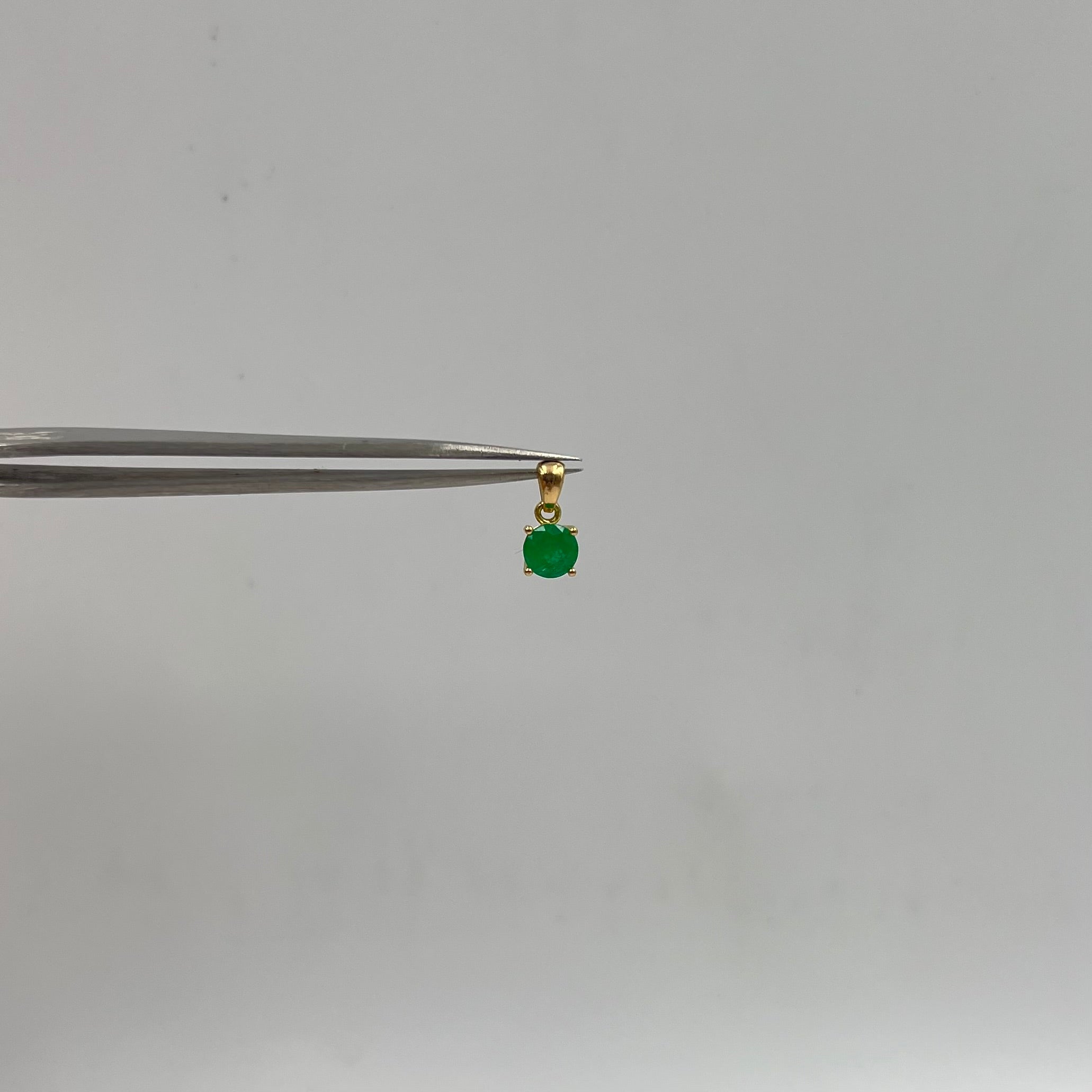 DIJE ESMERALDA CIRCULAR 0,70 CT ORO AMARILLO 18K / 0,91 GR / 5,7 MM / 0,7 CM (JOYA)