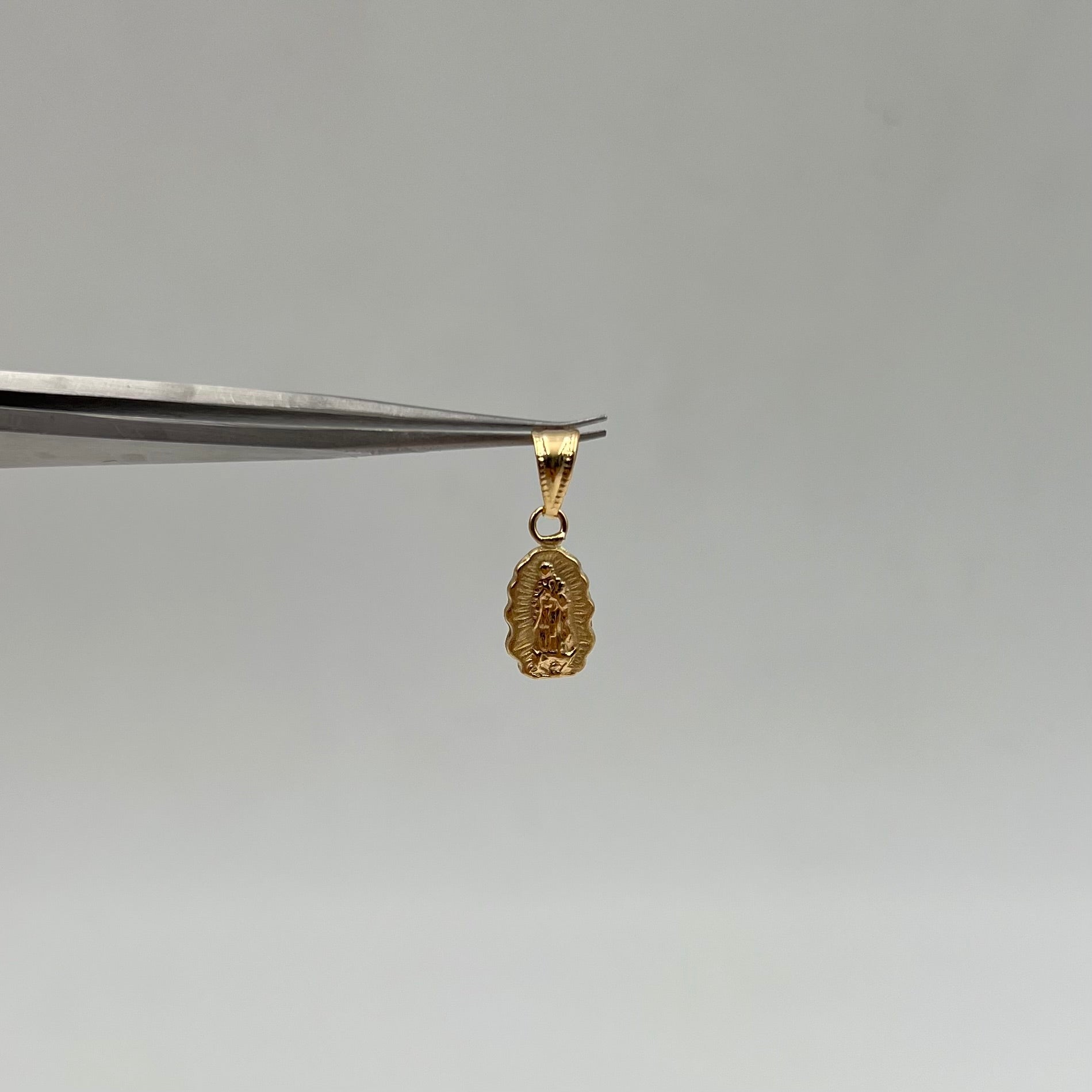 DIJE VIRGEN DE GUADALUPE MATIZADO ORO AMARILLO 18K 0,51 GR / 6 MM / 1,3 CM
