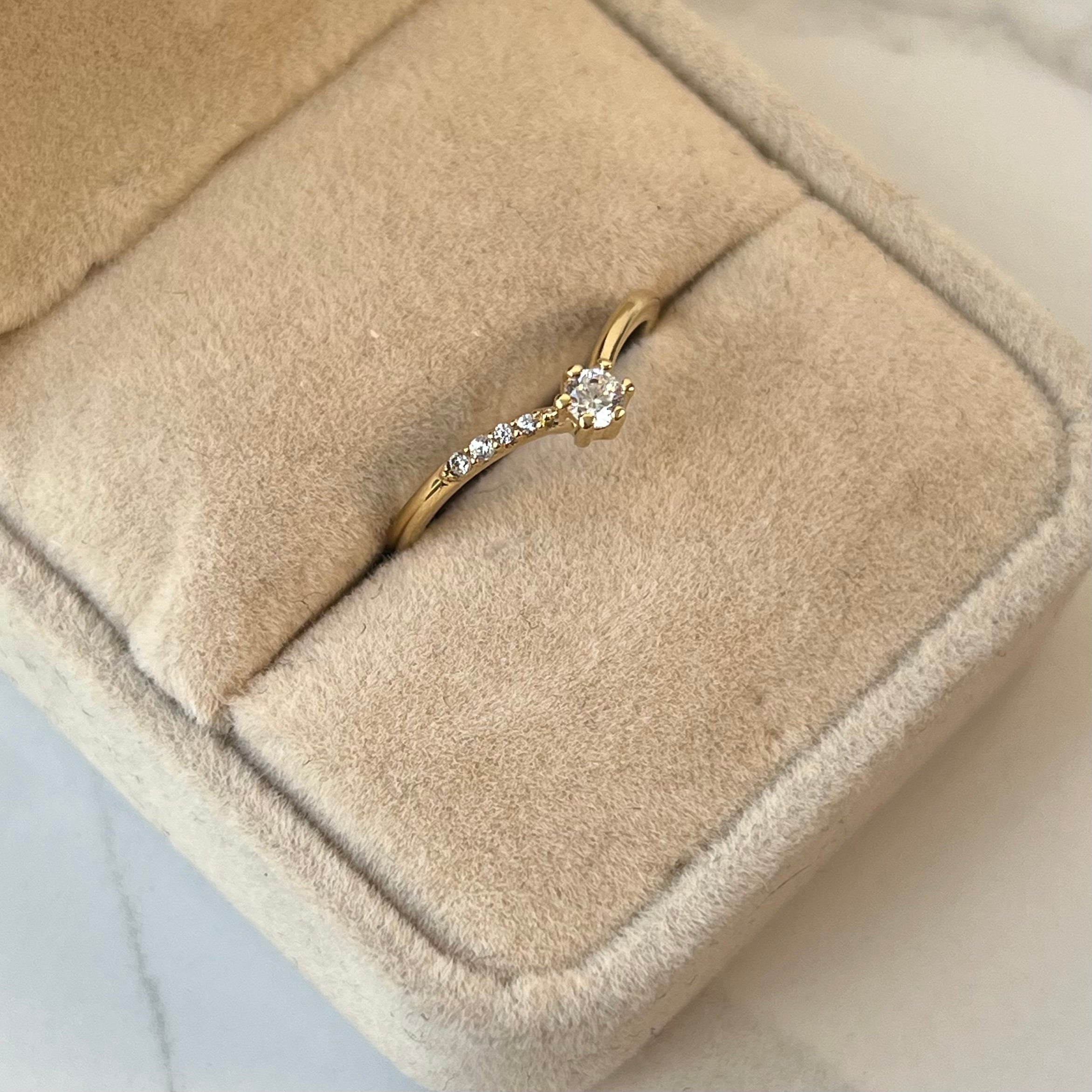 ANILLO SOLITARO REDONDO CON CIRCONES  ORO AMARILLO 18K / TALLA 6 / +2 / 1,86GR / 1,7 MM