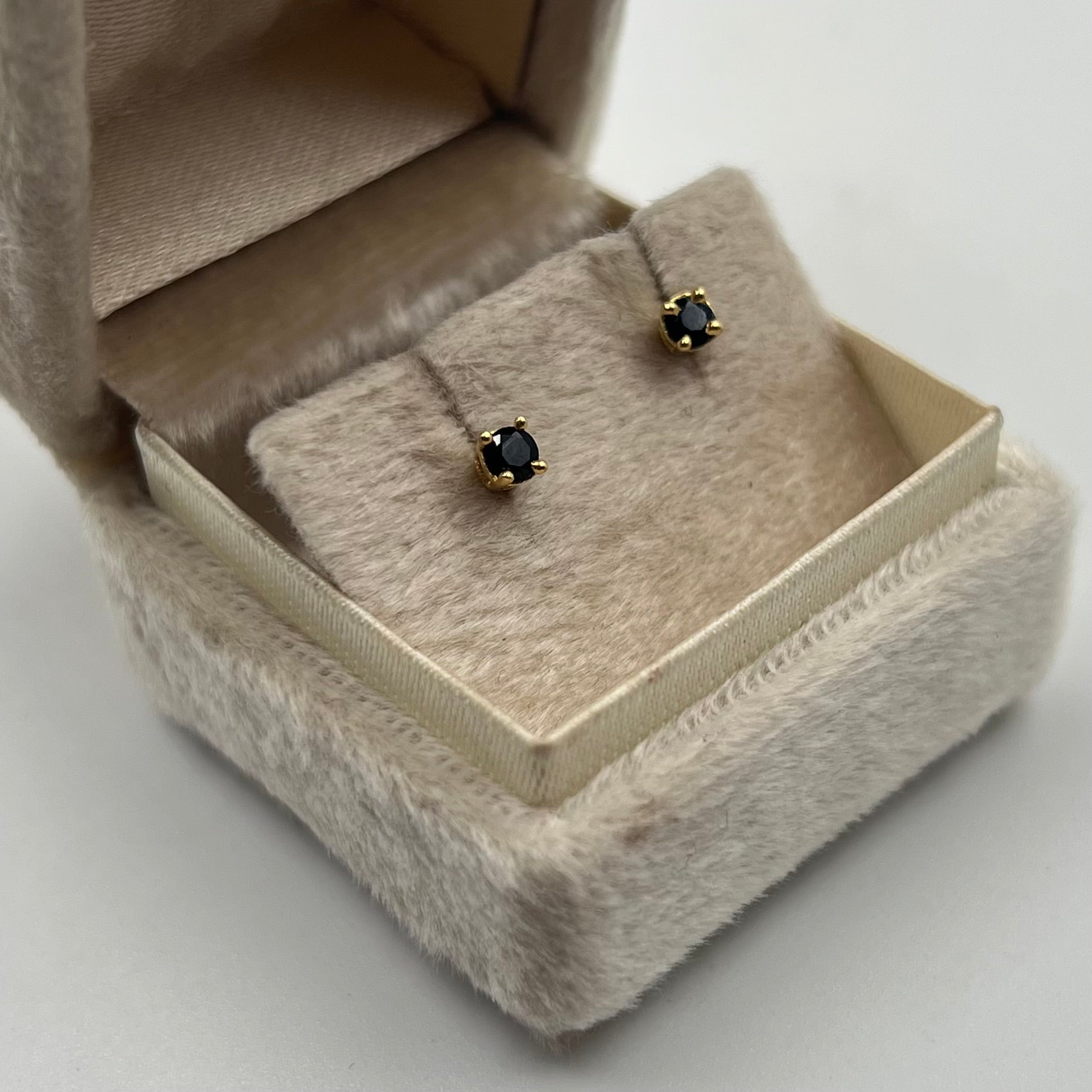 TOPOS CIRCON NEGRO  ORO AMARILLO 18K 0,65 GR / 3 MM