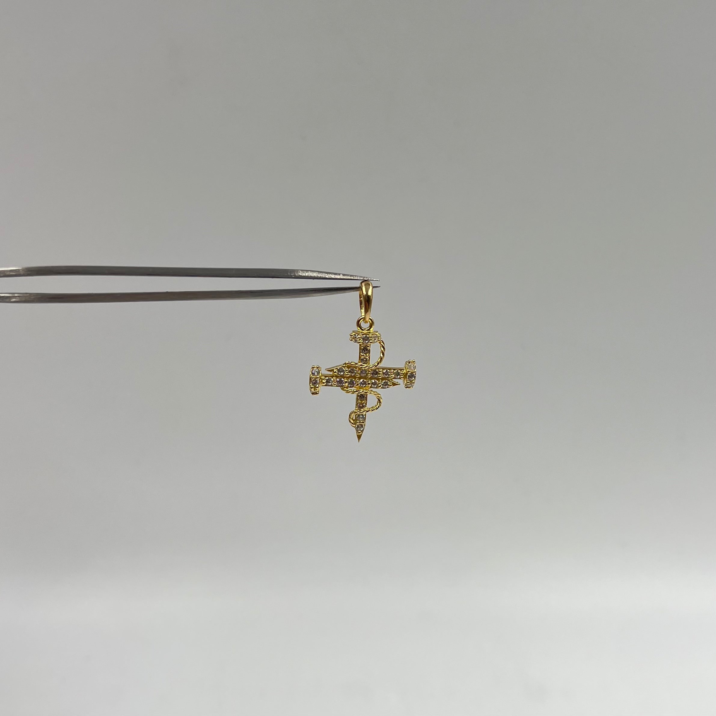 DIJE CRUZ CLAVO CASTING BLANCO  ORO AMARILLO 18K +1 / 2,4 GR / 3 MM / 2,3 CM