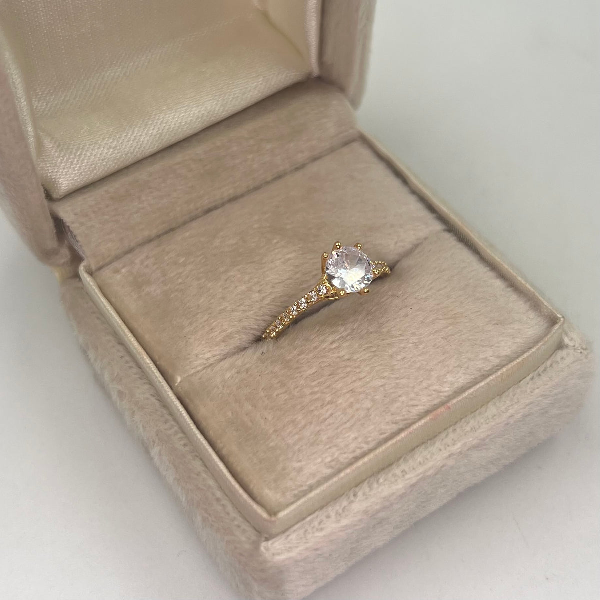ANILLO SOLITARIO 1 CIRCON GRANDE Y CIRCONES PEQUEÑOS BLANCOS ORO AMARILLO 18K / TALLA 6 1/4 / 2,04 GR / 1,8 MM