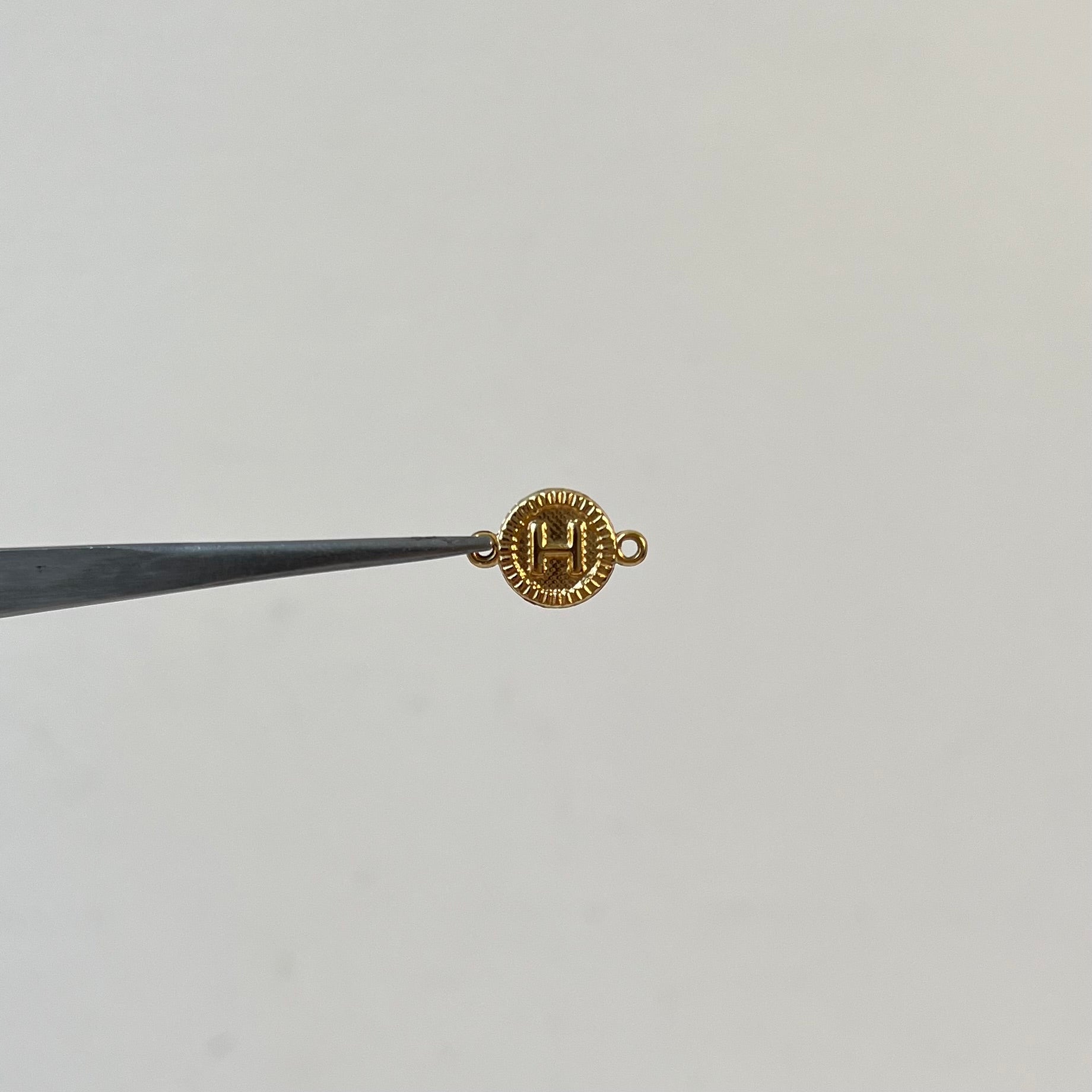 HERRAJE LETRA H ORO AMARILLO 18K 0,53 GR / 1,6 CM