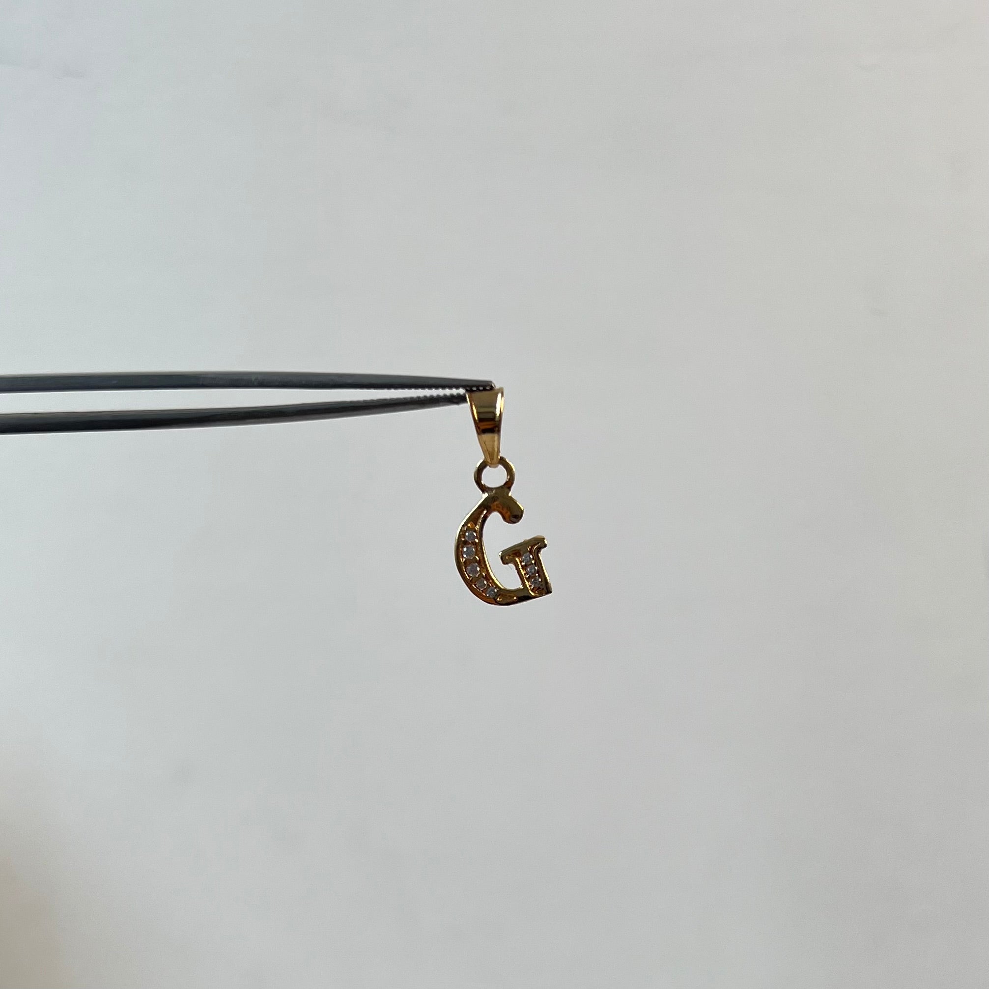 DIJE LETRA G ORO AMARILLO 18K 0,87 GR / 8 MM / 1,3 CM