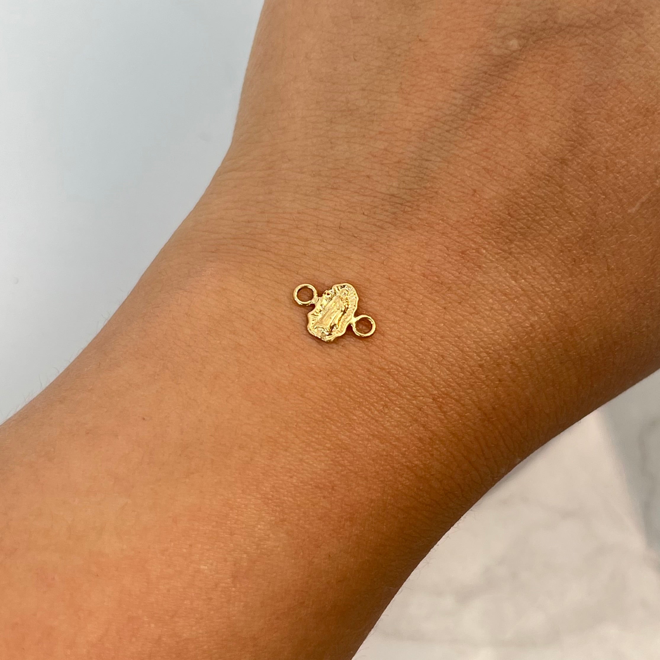 HERRAJE VIRGEN SILUETA ORO AMARILLO 18K 0,24 GR / 1 CM