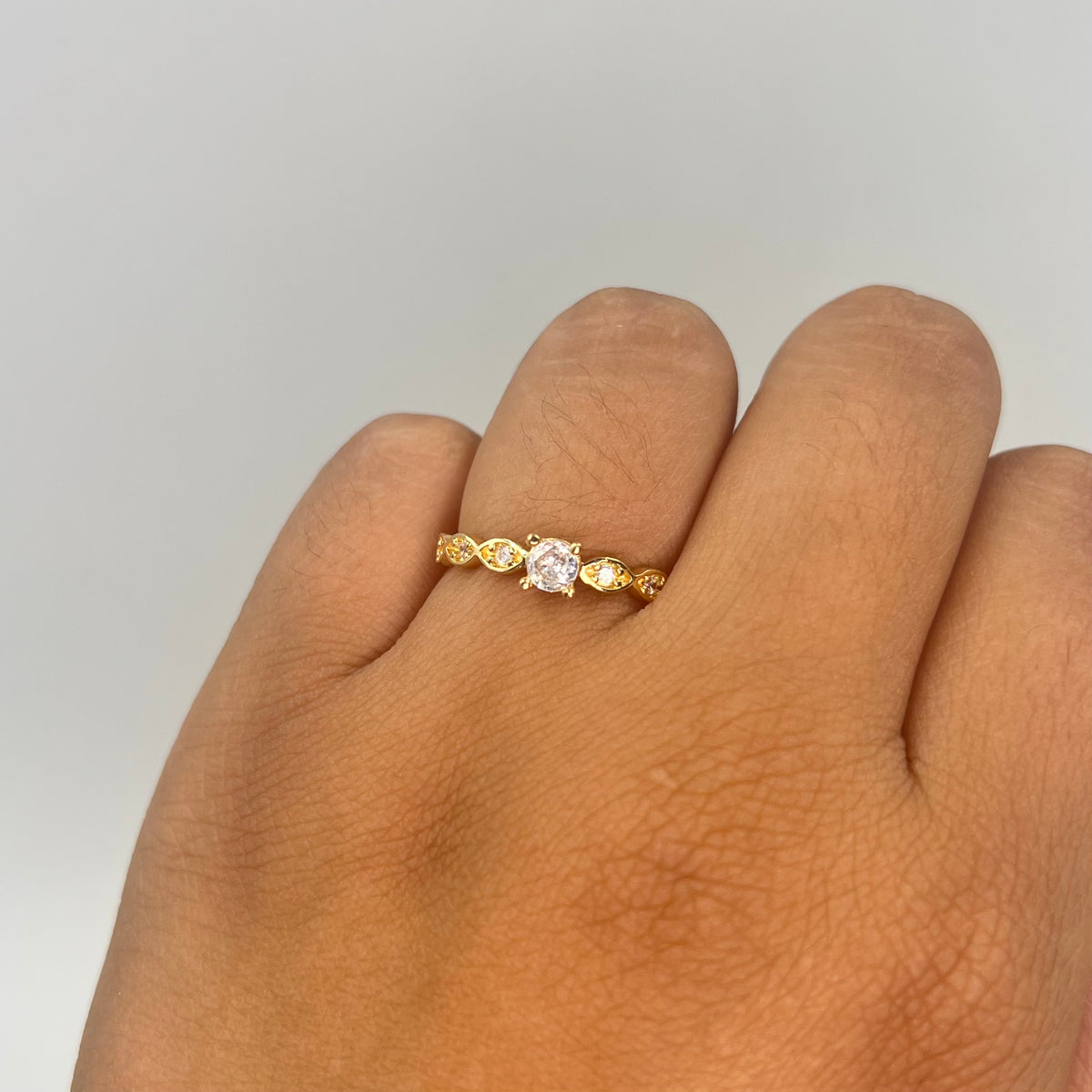 ANILLO SOLITARIO 1 CIRCON GRANDE Y 3 CIRCONES PEQUEÑOS BLANCOS ORO AMARILLO 18K / TALLA 7/5 / 1,93 GR / 2 MM