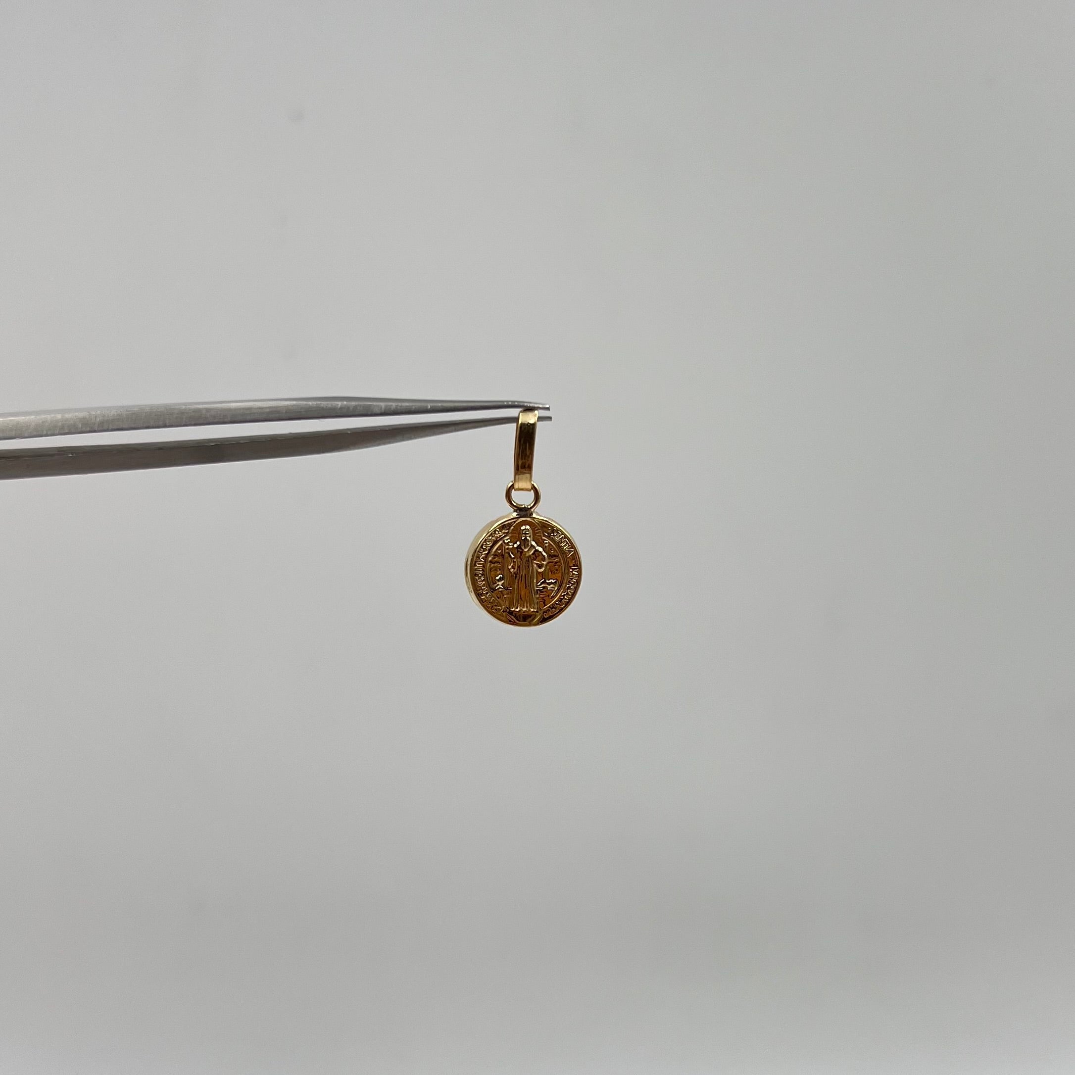 DIJE SAN BENITO ORO AMARILLO 18K 0,67 GR / 10 MM / 1,3 CM