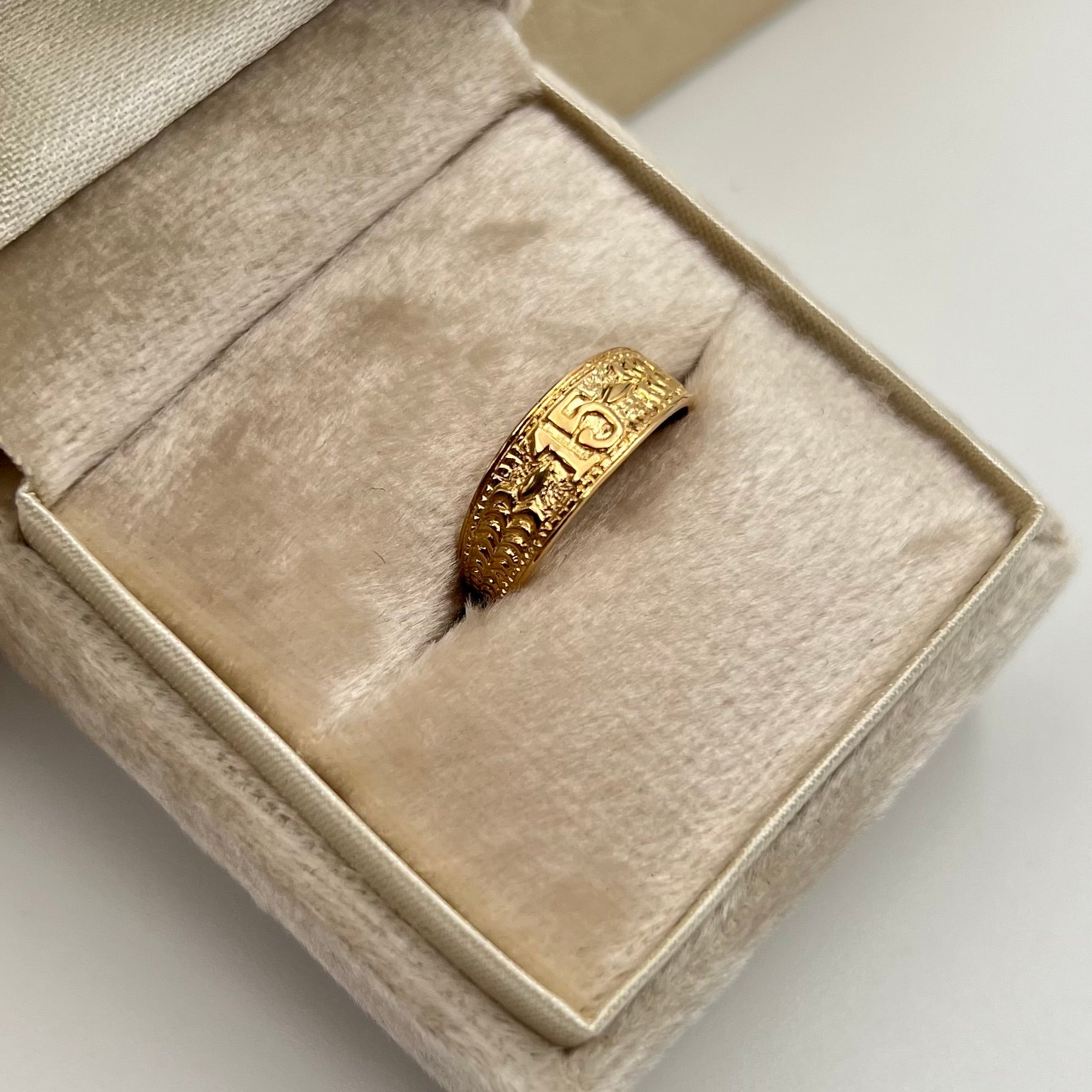 ANILLO 15 AÑOS ORO AMARILLO 18K / TALLA 6 / 1,62 GR / 6 MM