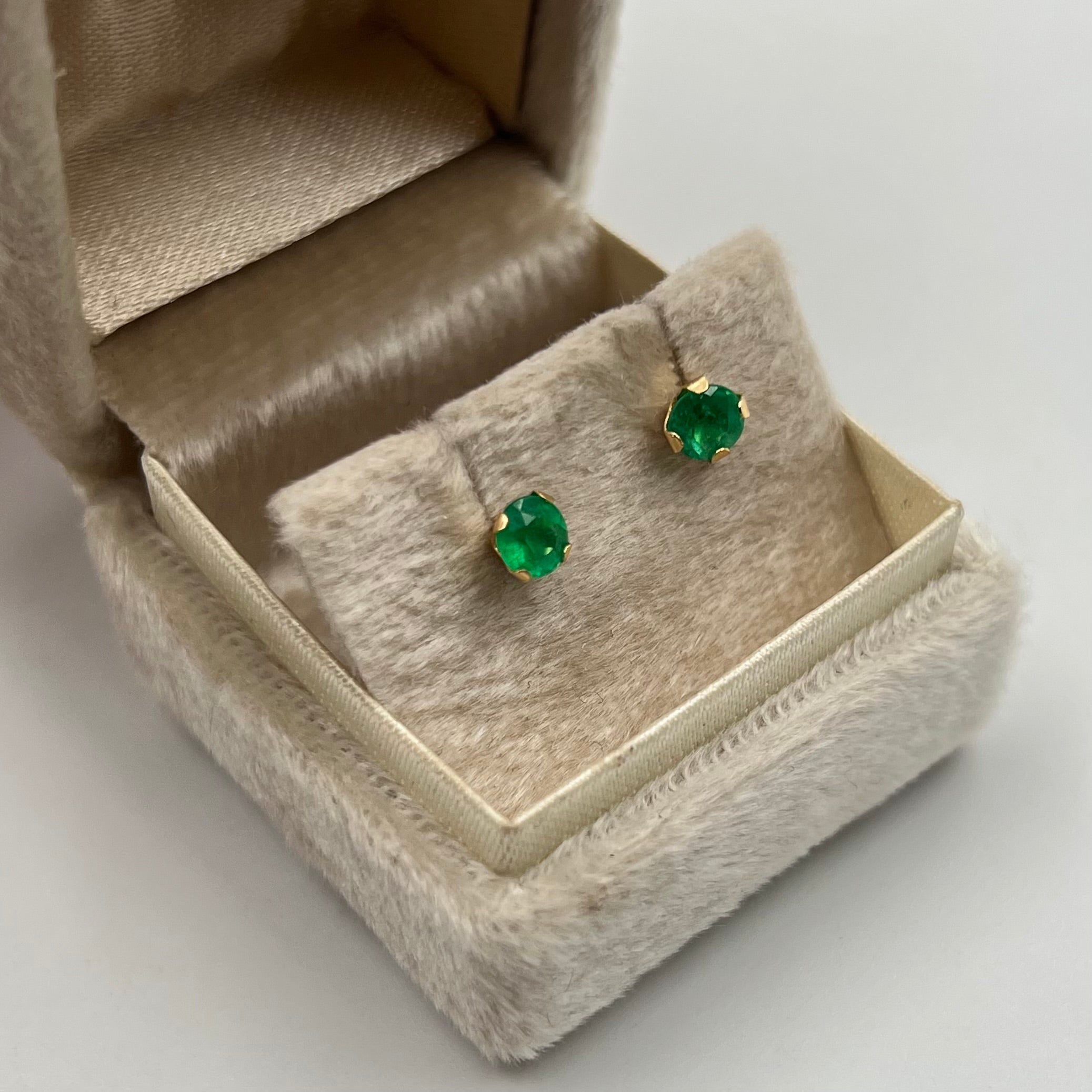 TOPOS ESMERALDA / 0.70 PTS ORO AMARILLO 18K / 5 MM (JOYA)