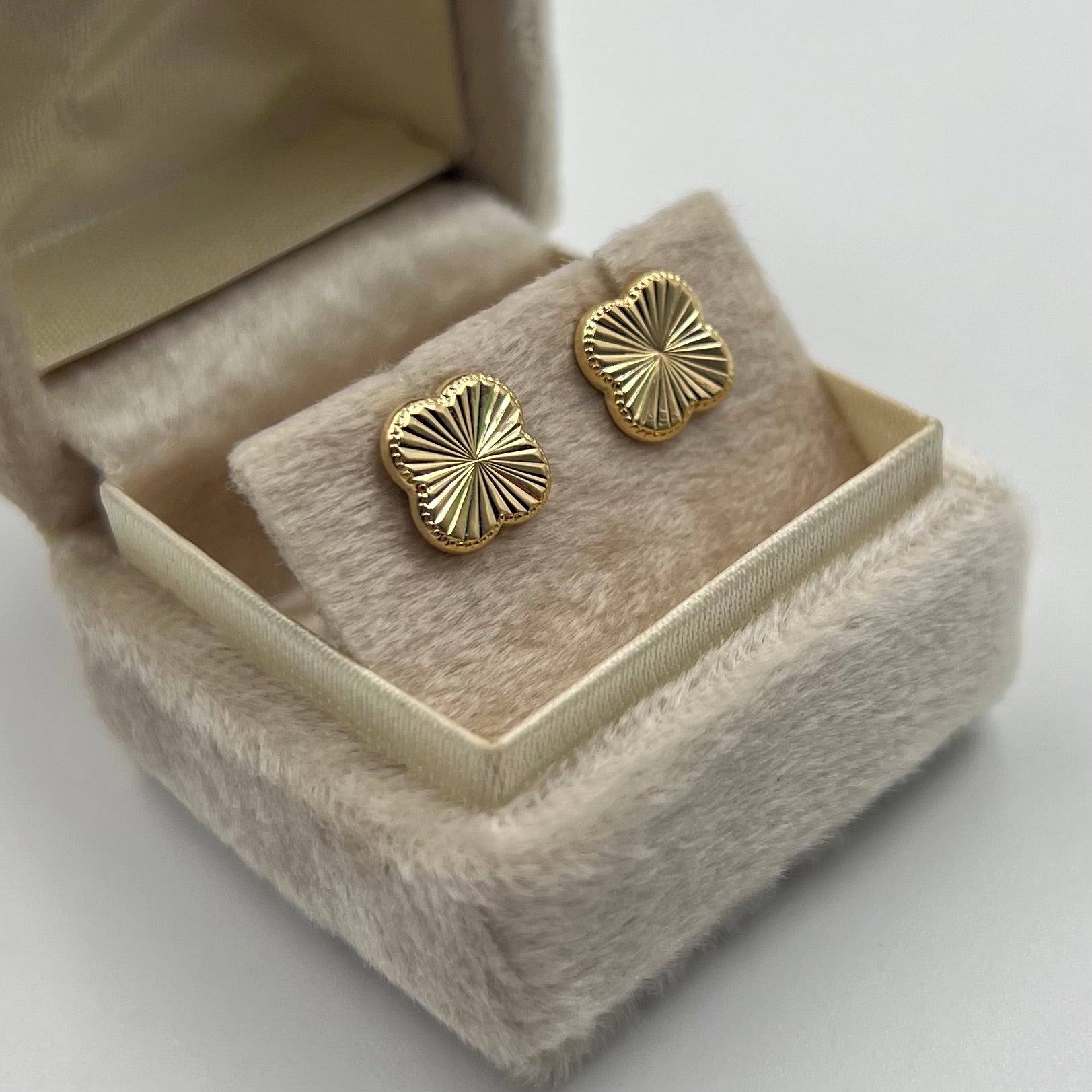 TOPOS TREBOL DIAMANTADO  ORO AMARILLO 18K 1,03 GR / 9 MM