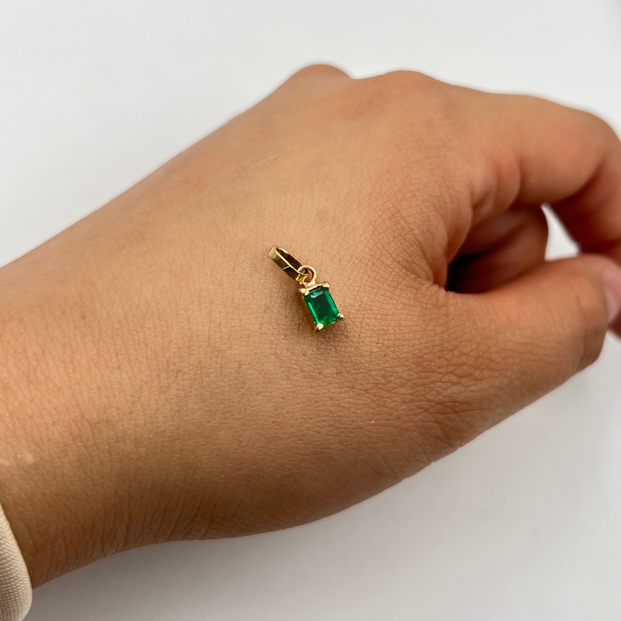 DIJE ESMERALDA 0,31 CT ORO AMARILLO 18K / 0,48 GR / 4,7 MM / 0,8 CM