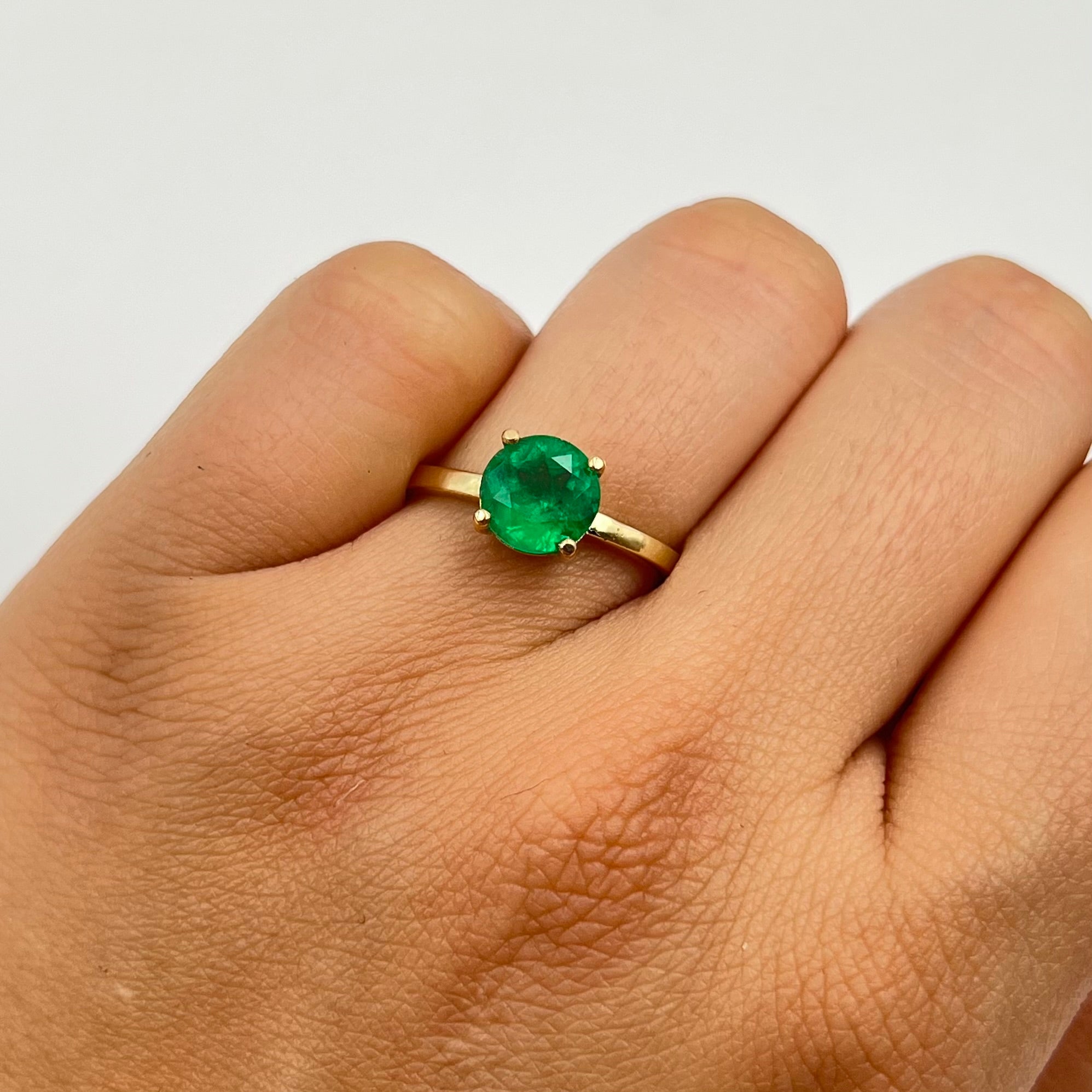 ANILLO ESMERALDA 1.36 CT ORO AMARILLO 18K / TALLA 7/2 / 2,81 GR