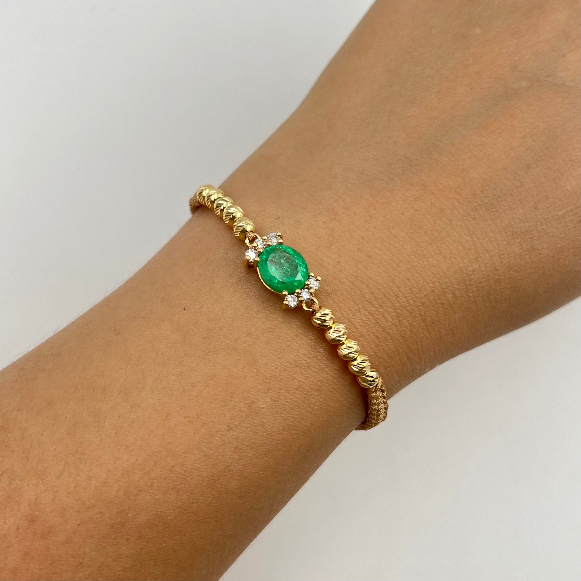 PULSERA TEJIDA DORADA / HERRAJE ESMERALDA 2,3 CT Y DIAMANTE 0,36 CT/ BOLA DIAMANTADA 4MM  / 1,02 GR (JOYA)