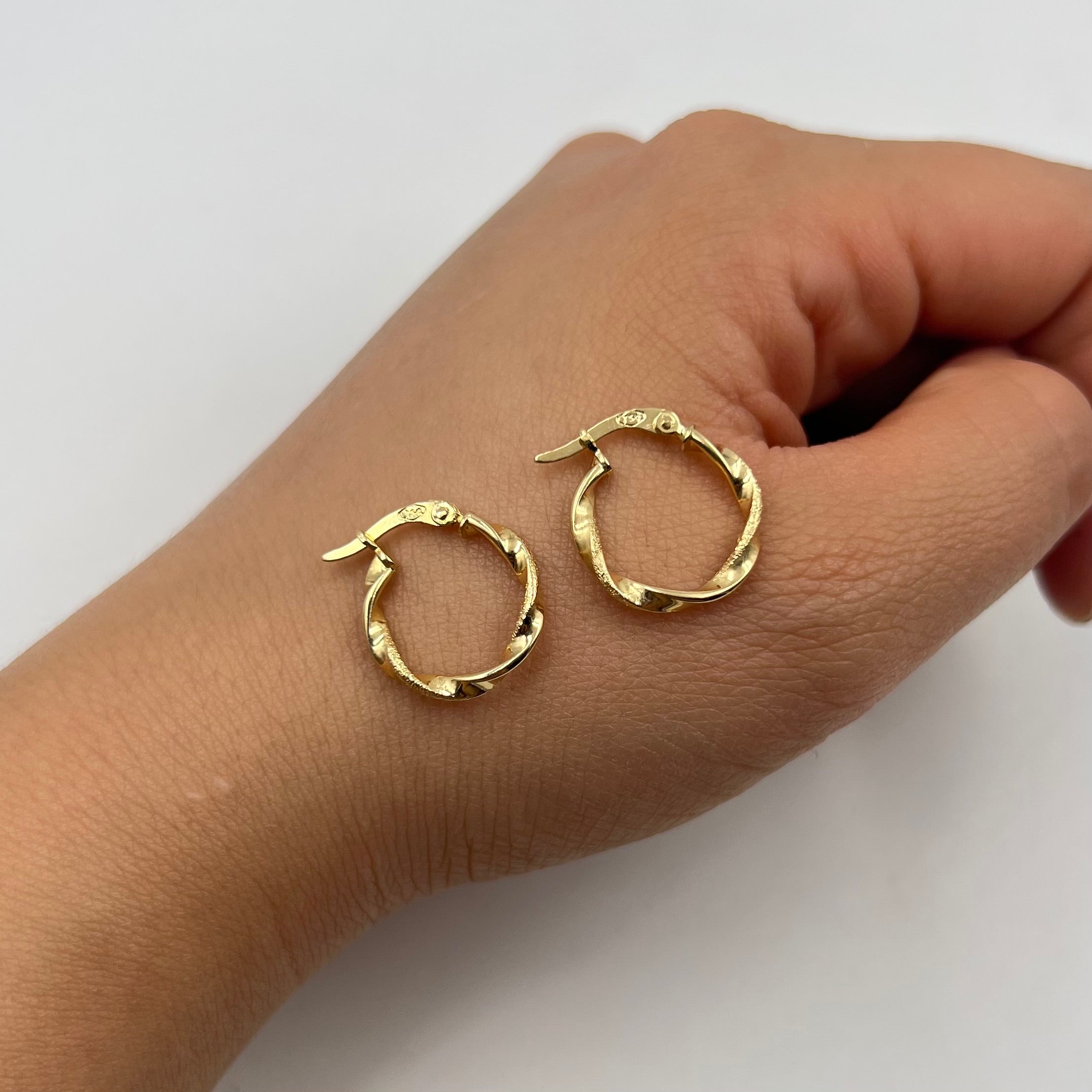 CANDONGA ENTORCHADA ORO AMARILLO 18K 1,21 GR / 1,7 CM