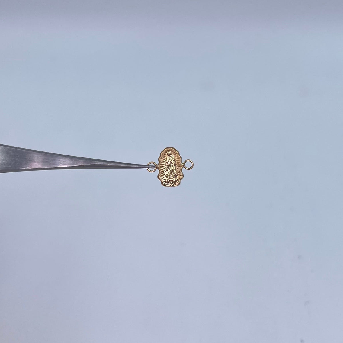 HERRAJE VIRGEN DE GUADALUPE SILUETA  ORO AMARILLO 18K 0,23 GR / 0,8 CM