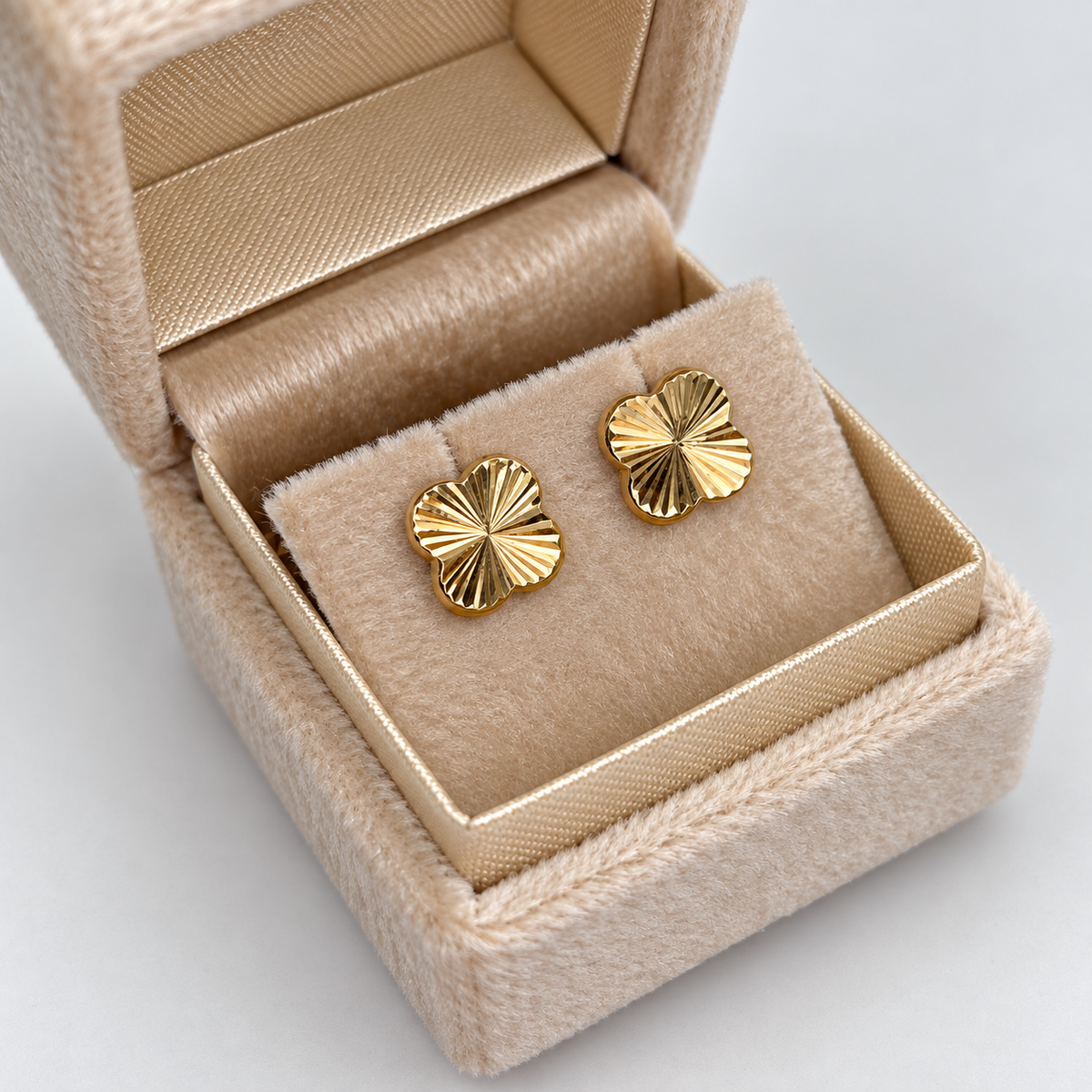 TOPOS TREBOL DIAMANTADO ORO AMARILLO 18K 1,40 GR / 10 MM
