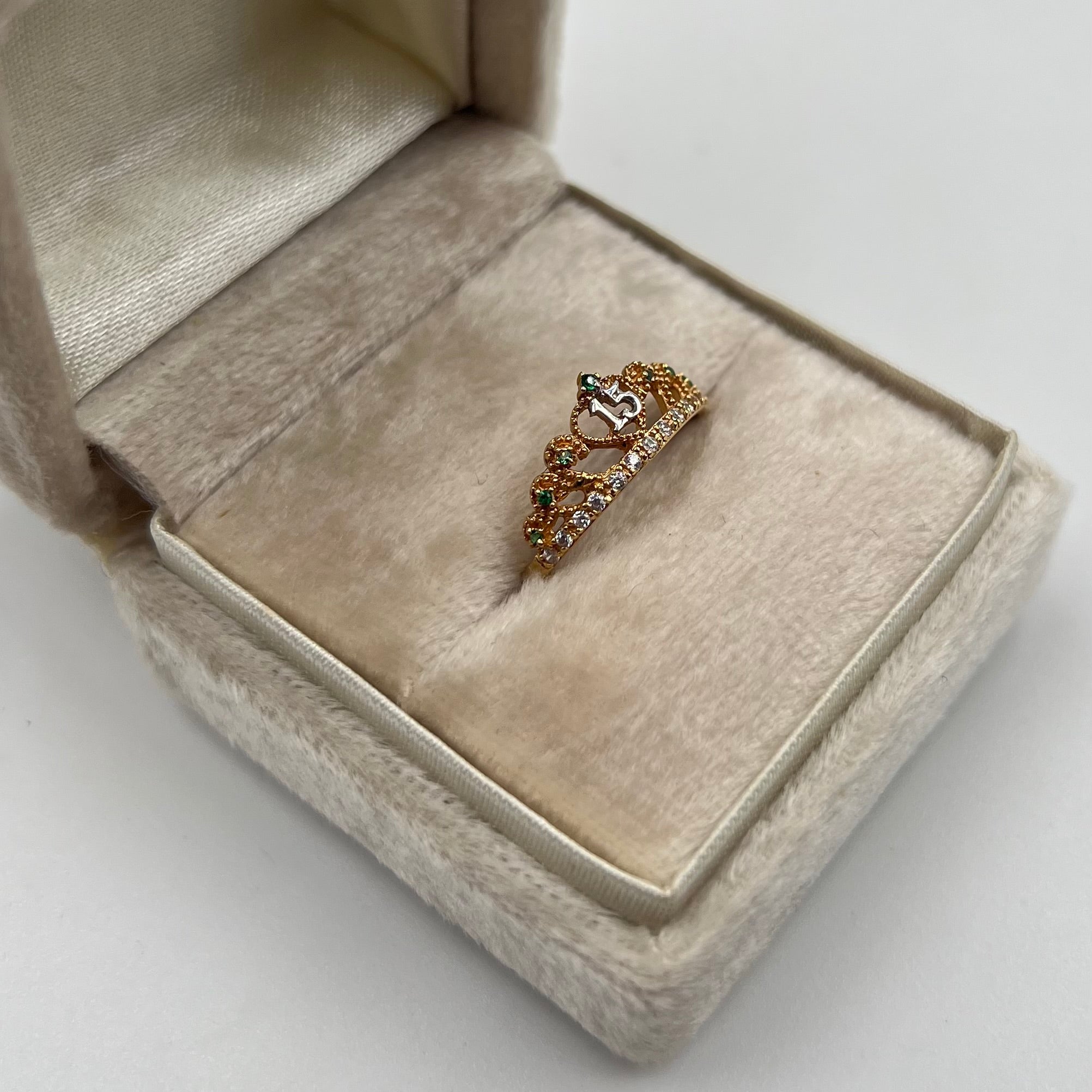 ANILLO 15 AÑOS CORONA CIRCONES VERDE TRES OROS 18K / TALLA 7/5 / 2,22 GR / 7 MM