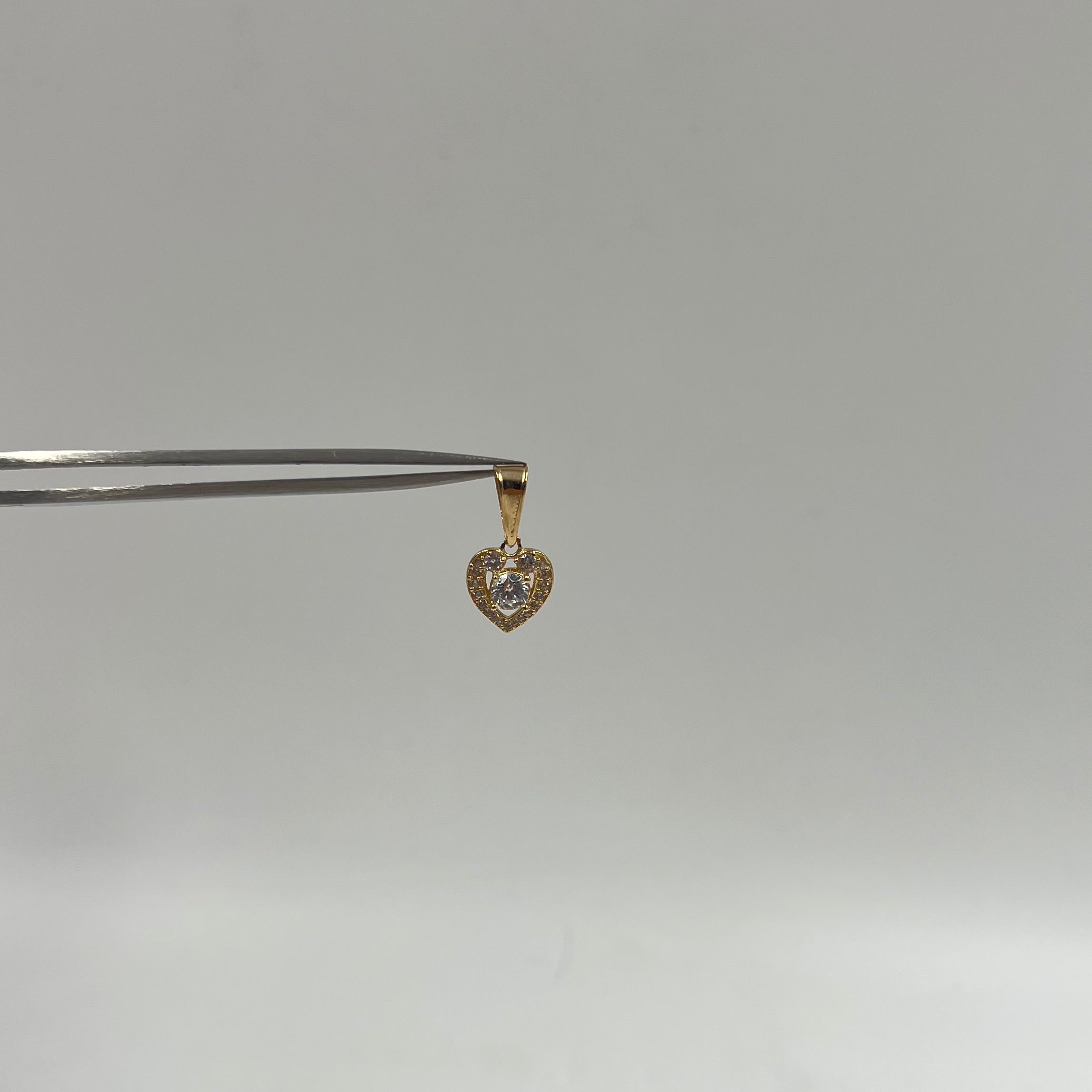 DIJE CORAZON CIRCONES BLANCOS  ORO AMARILLO 18K 0,85 GR / 9 MM / 1 CM