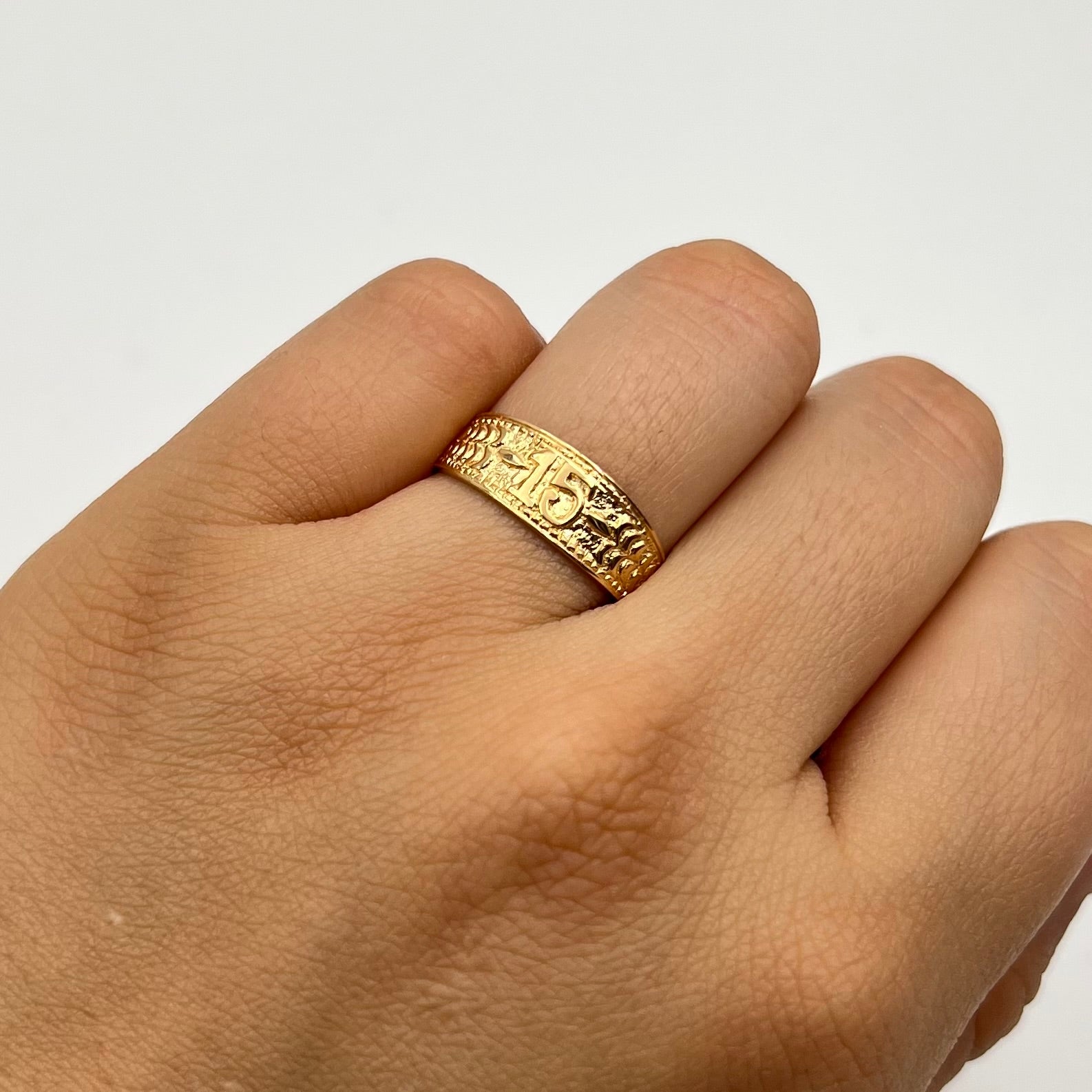 ANILLO 15 AÑOS ORO AMARILLO 18K / TALLA 6 / 1,62 GR / 6 MM