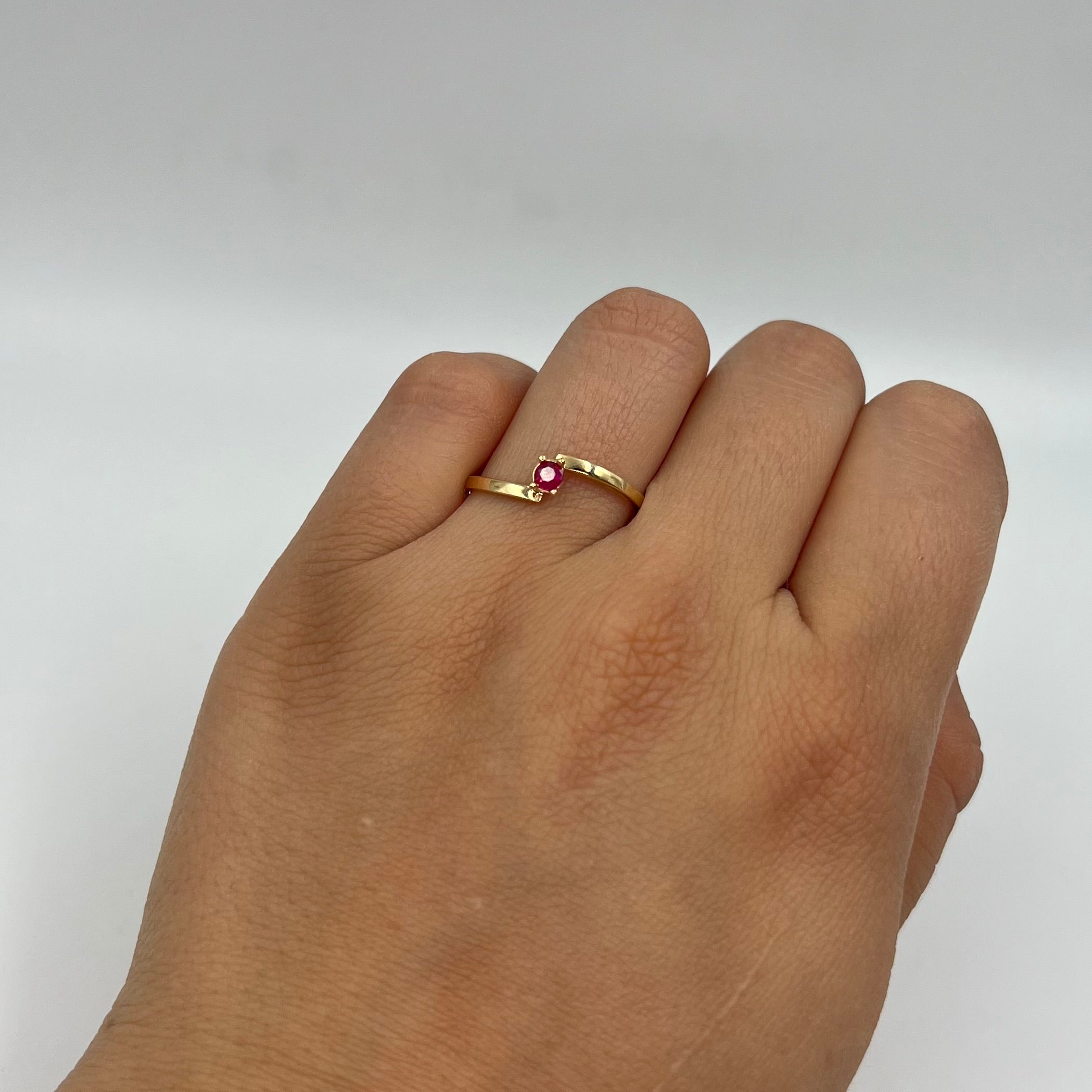 ANILLO SOLITARIO CIRCON FUSIA ORO AMARILLO 18K / TALLA 8 / 1,57 GR / 2 MM