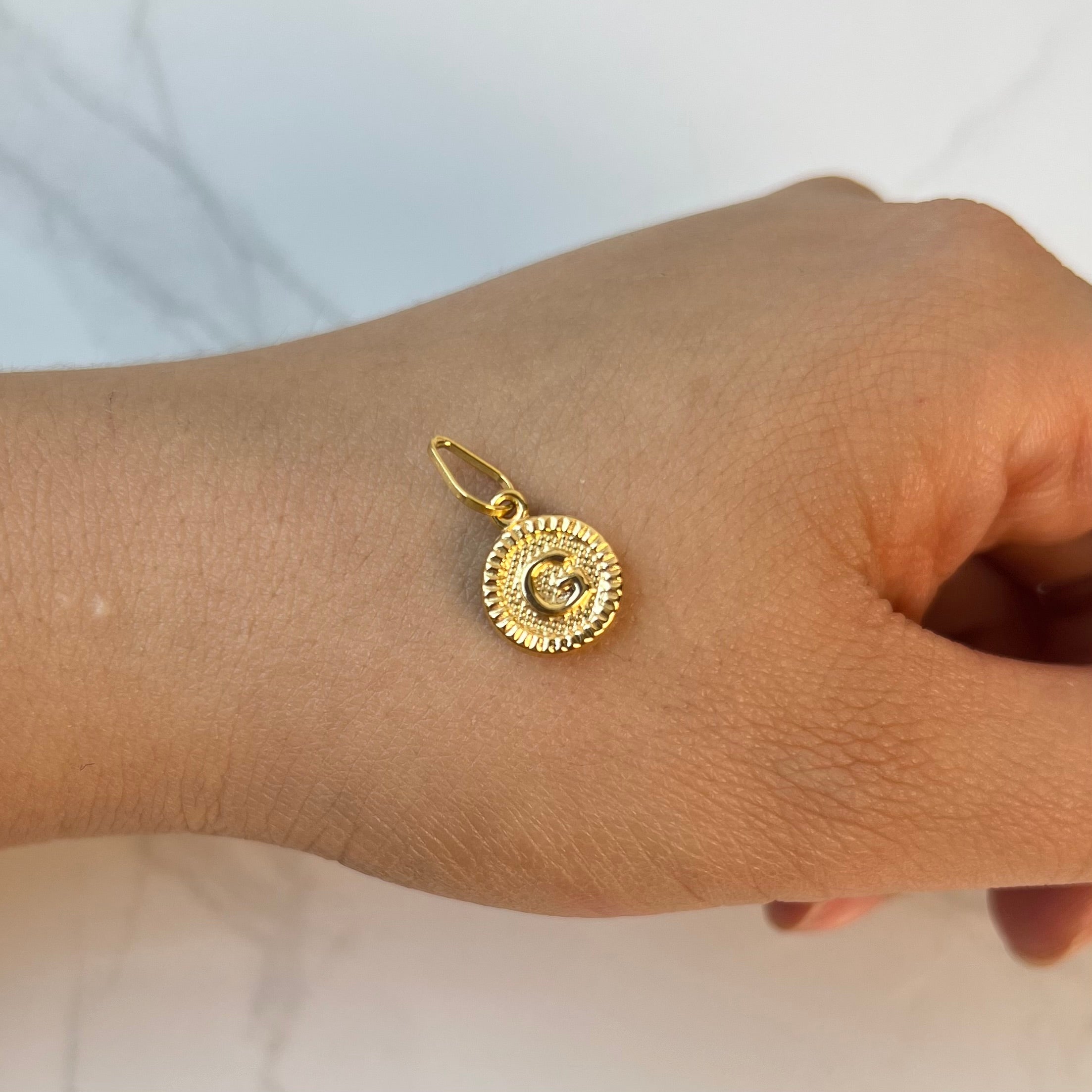 DIJE LETRA G  ORO AMARILLO 18K 0,64 GR / 2,3 MM / 1,5 CM